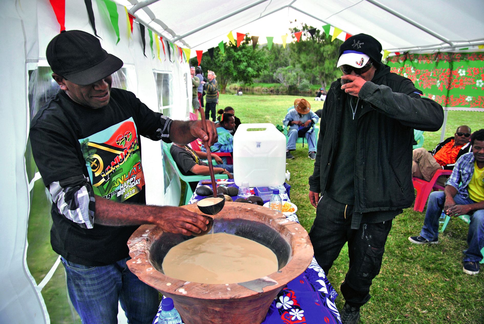 Tandis que lap lap et tuluk se sont écoulés sur les stands de restauration, huit kavas ont été proposés aux visiteurs. L’artisanat d’Efate, de Malekula et d’Ambae a également été mis en valeur.