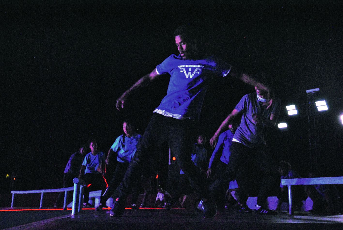 C’est la Wolf family et ses breakdancers qui ont ouvert le spectacle, transformant le parc en véritable espace de danse.