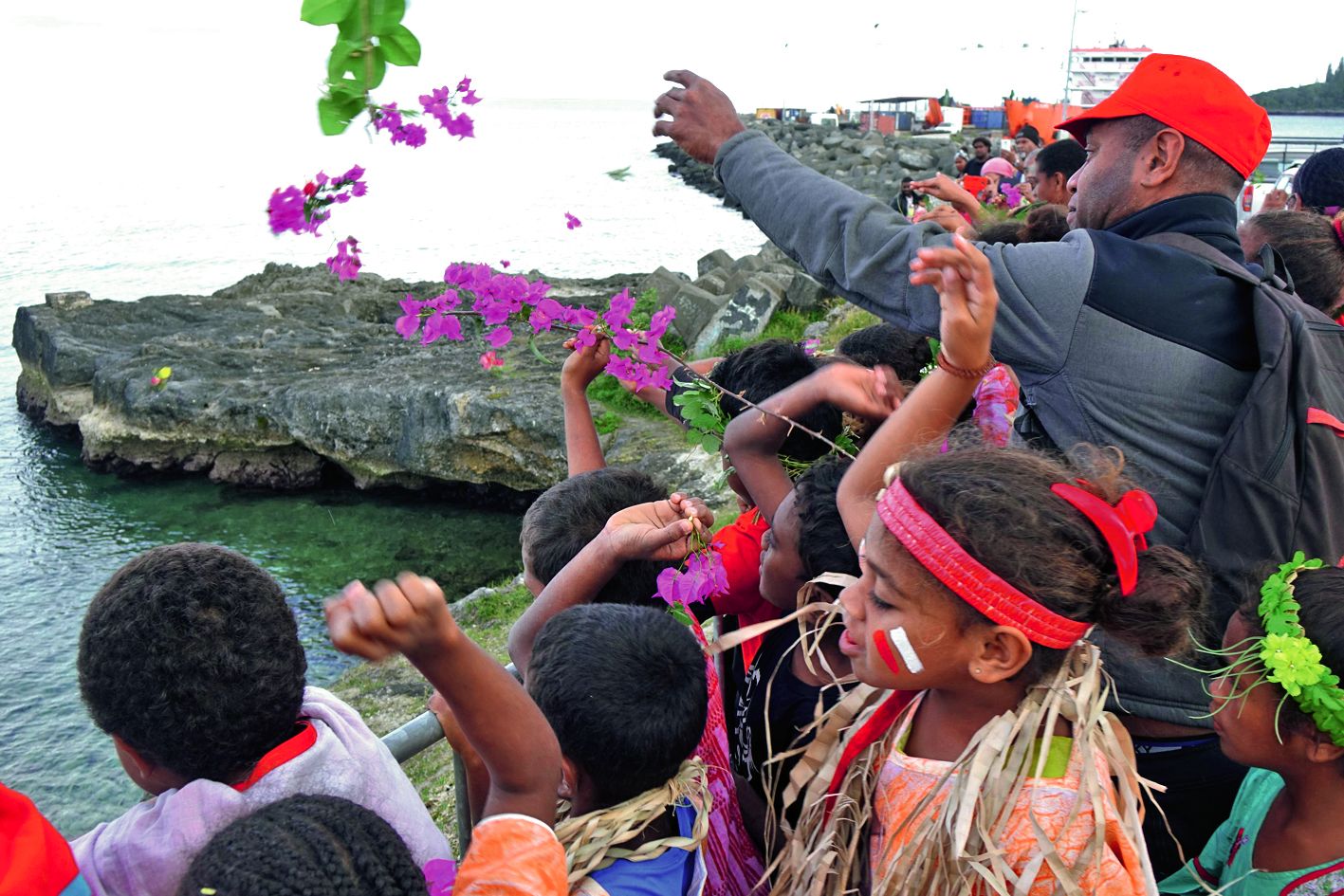 Chaque enfant a lancé une fleur à la mer en souvenir du drame. Les Si Nengone perpétuent cette tradition encore bien vivante dans les cœurs.