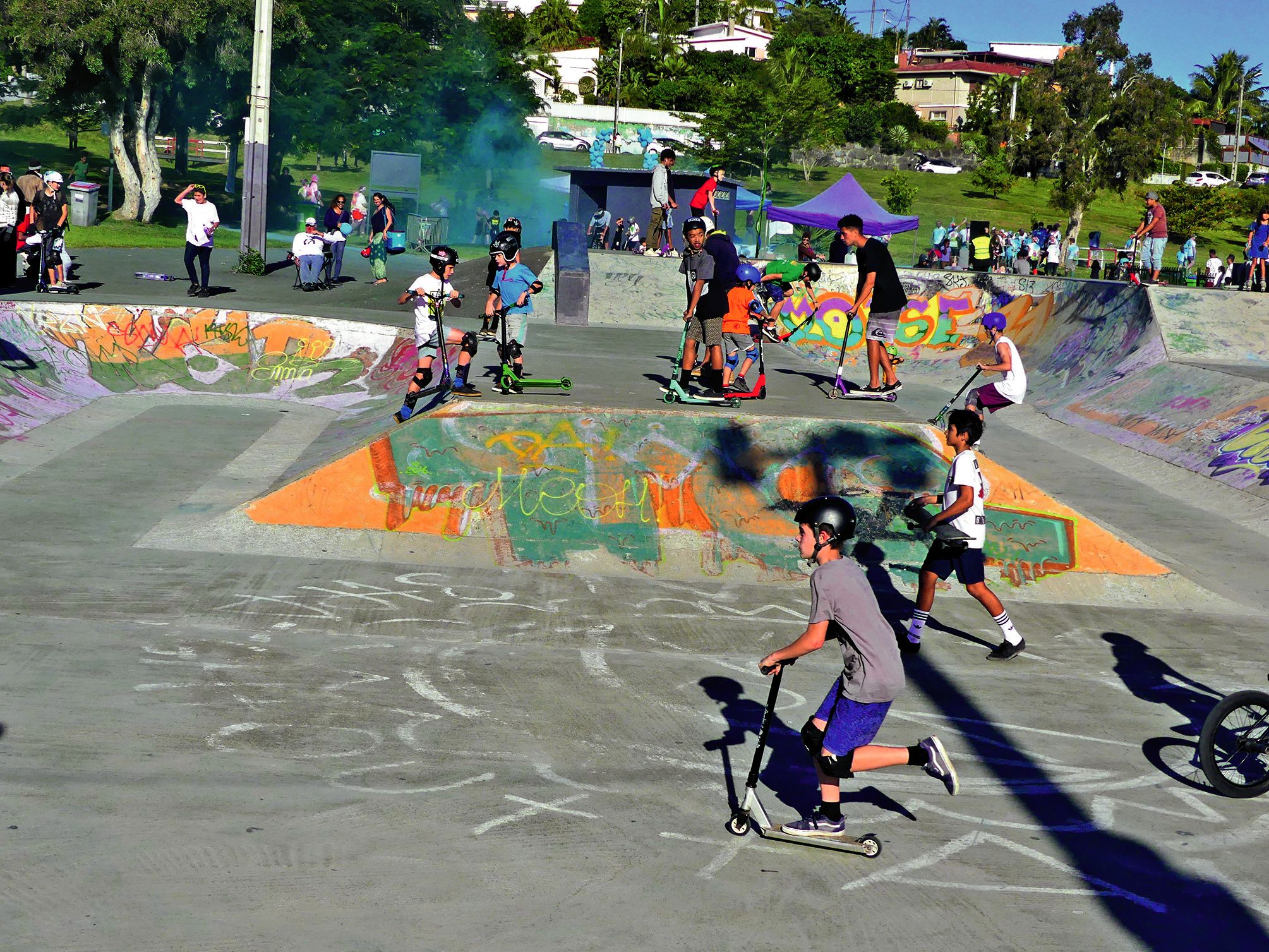 Pendant les pauses entre les différents concours du ride contest, les amateurs de glisse en ont profité pour  s’amuser sur le skate-parc.