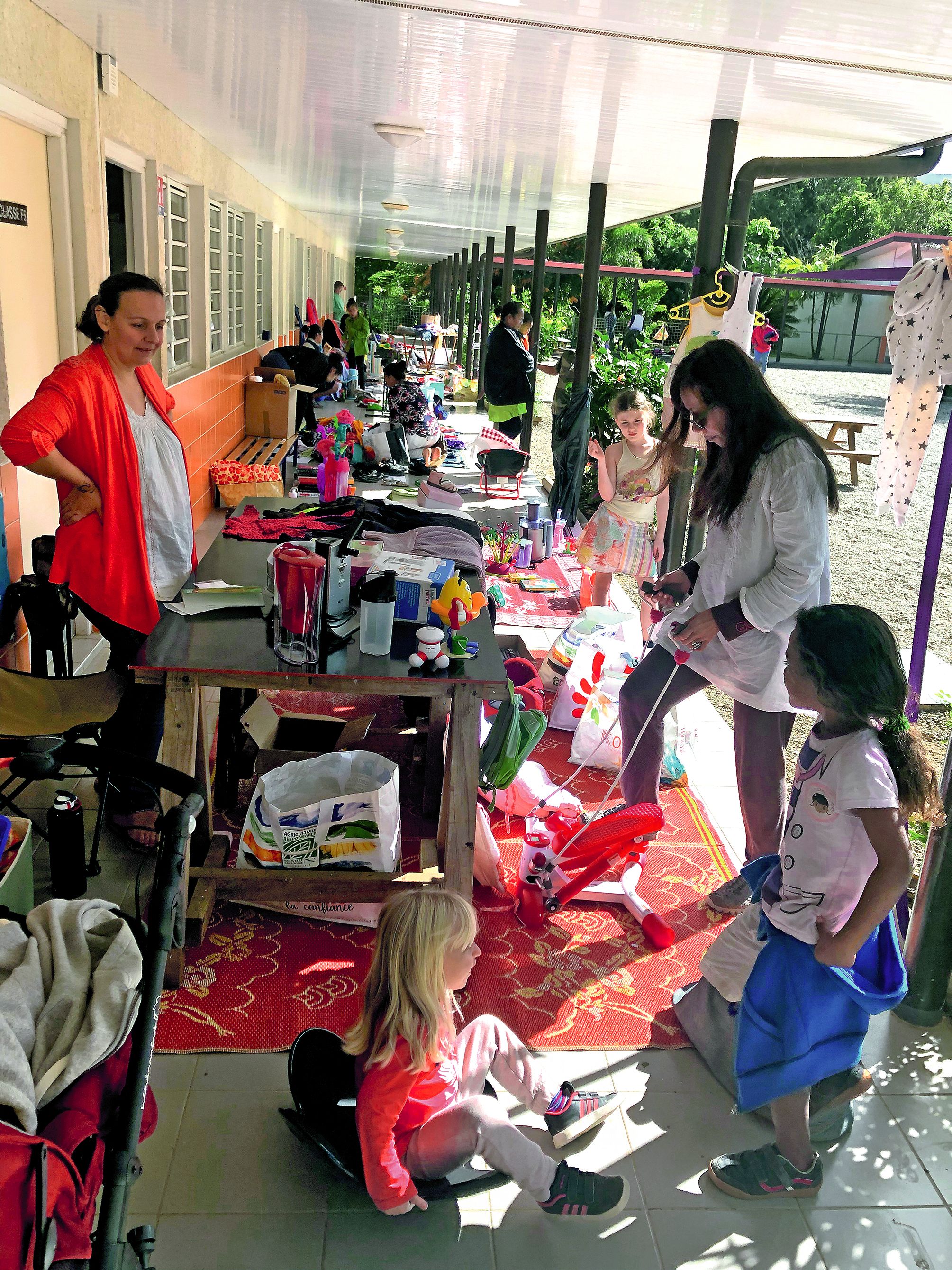 Un vide-greniers a été organisé, samedi, à l’école de La Briqueterie, au Vallon-Dore. Une cinquantaine de stands étaient installés. Cent visiteurs ont été comptés.Photo APE