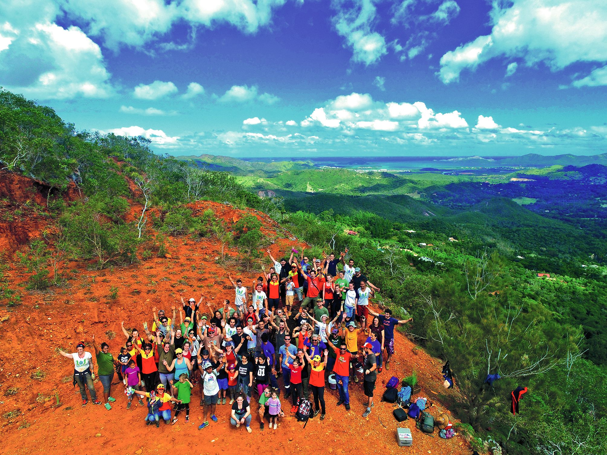 Plus d’une quarantaine de personnes ont répondu présent à une opération de reboisement organisée par l’association Caledoclean, à la mine des Barbouilleurs de Dumbéa, samedi. Plus de 1 500 arbres endémiques du maquis minier ont été mis en terre. Cette act