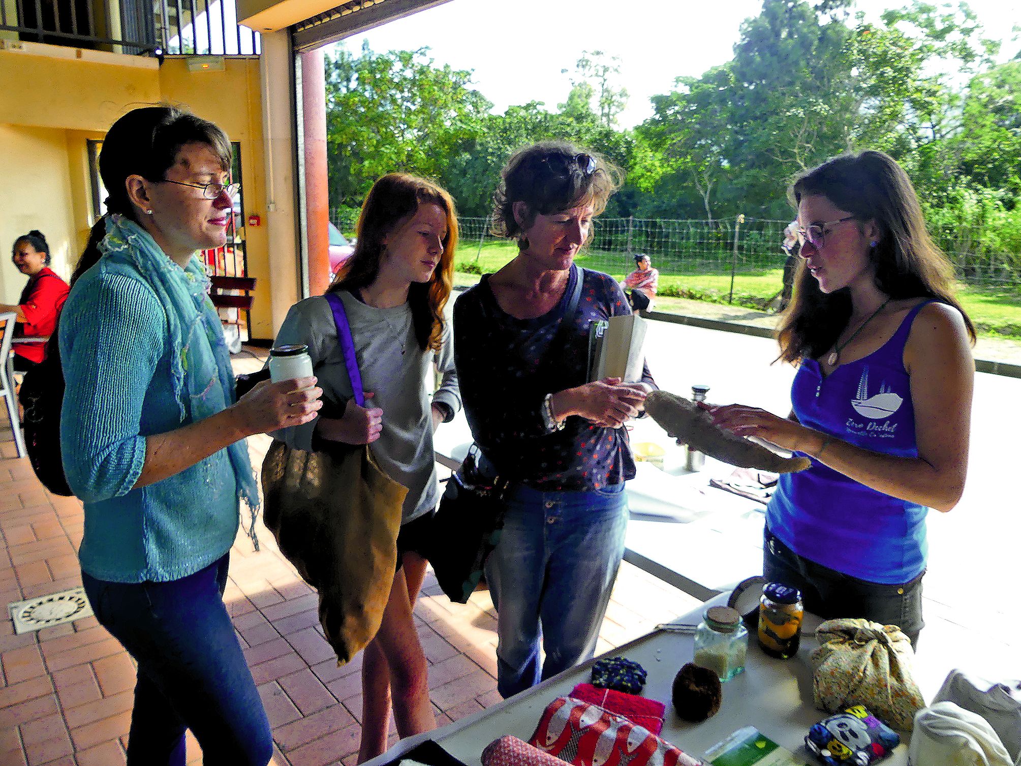 Le Marché vert de Païta s’est déroulé, samedi, au Dock socioculturel de Païta. En plus de la vente de légumes, des ateliers de sensibilisation à l’environnement ont été proposés par l’association Zéro déchet.Photo A.P