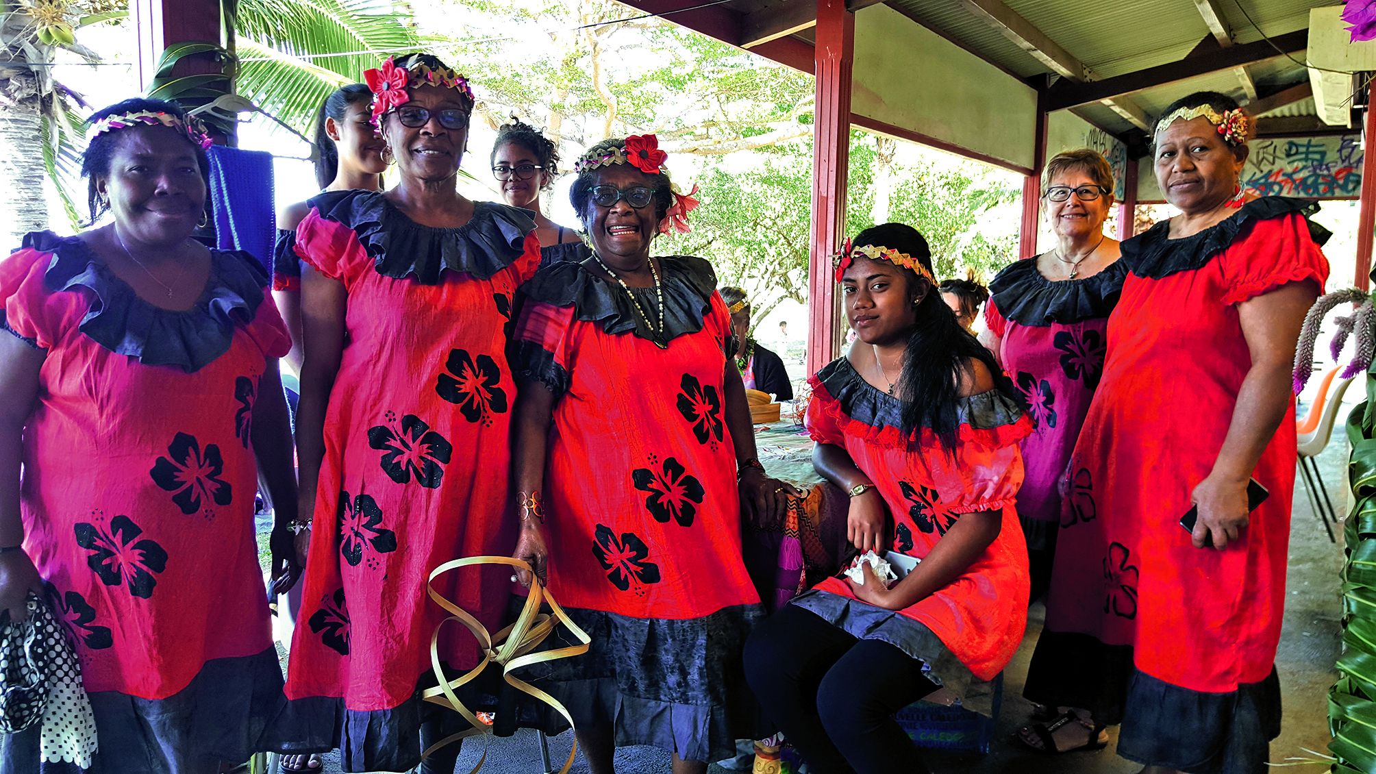 Les femmes membres de l’atelier créatif de la maison de quartier Magenta Soleil exposaient  et vendaient leurs créations en couture, tressage, bijoux, etc. Elles ont aussi démontré leur talent de danseuses sur scène, où groupes de musique et de danse se s