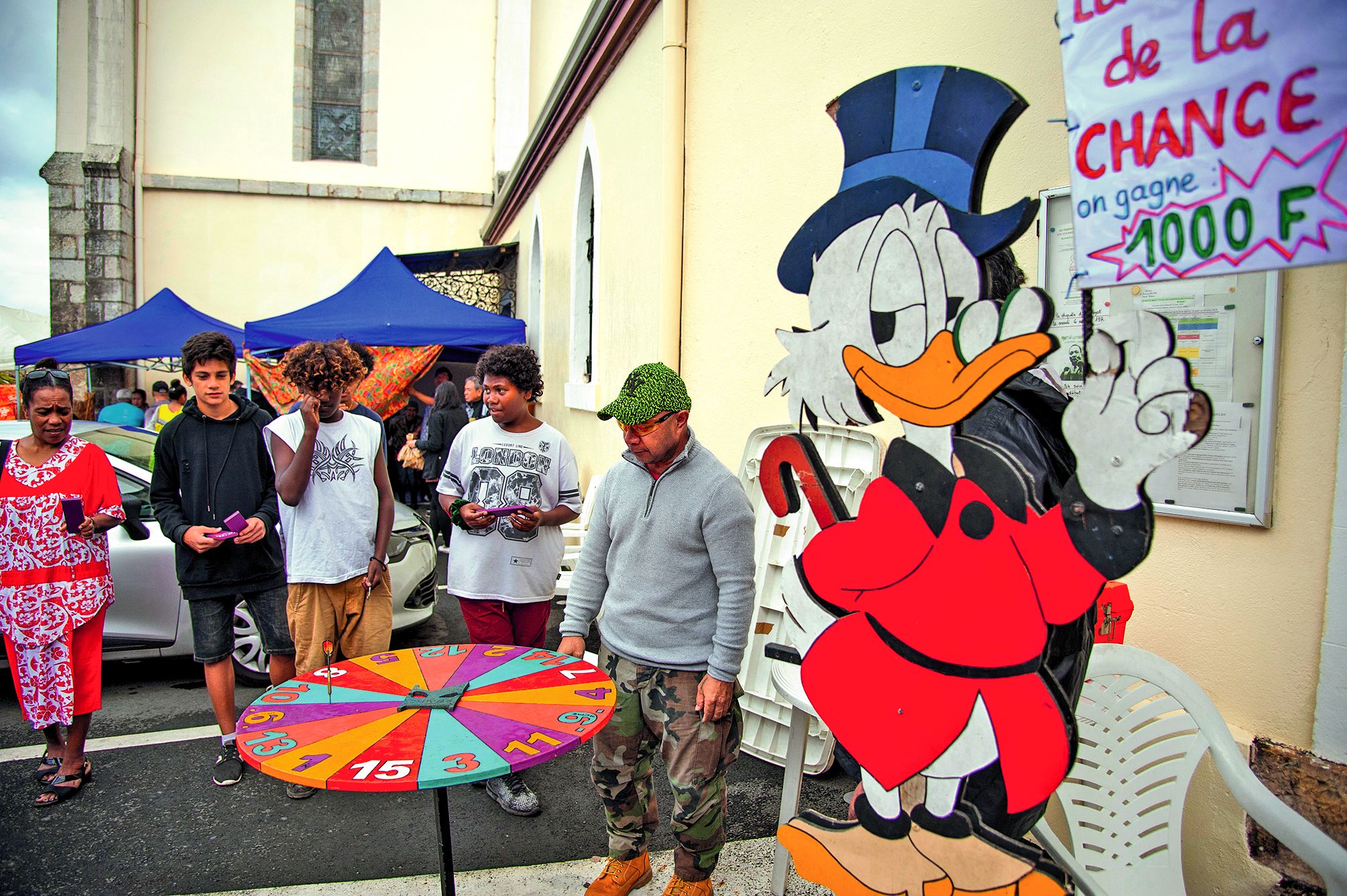 La kermesse de la cathédrale ne va pas sans ses traditionnels jeux, comme la roue de la chance, le tir à l’arc, le lancer d’anneaux ou encore la tombola, qui nécessite l’édition de 20 000 tickets. « C’est ce qui nous procure le plus de recettes, note Apol