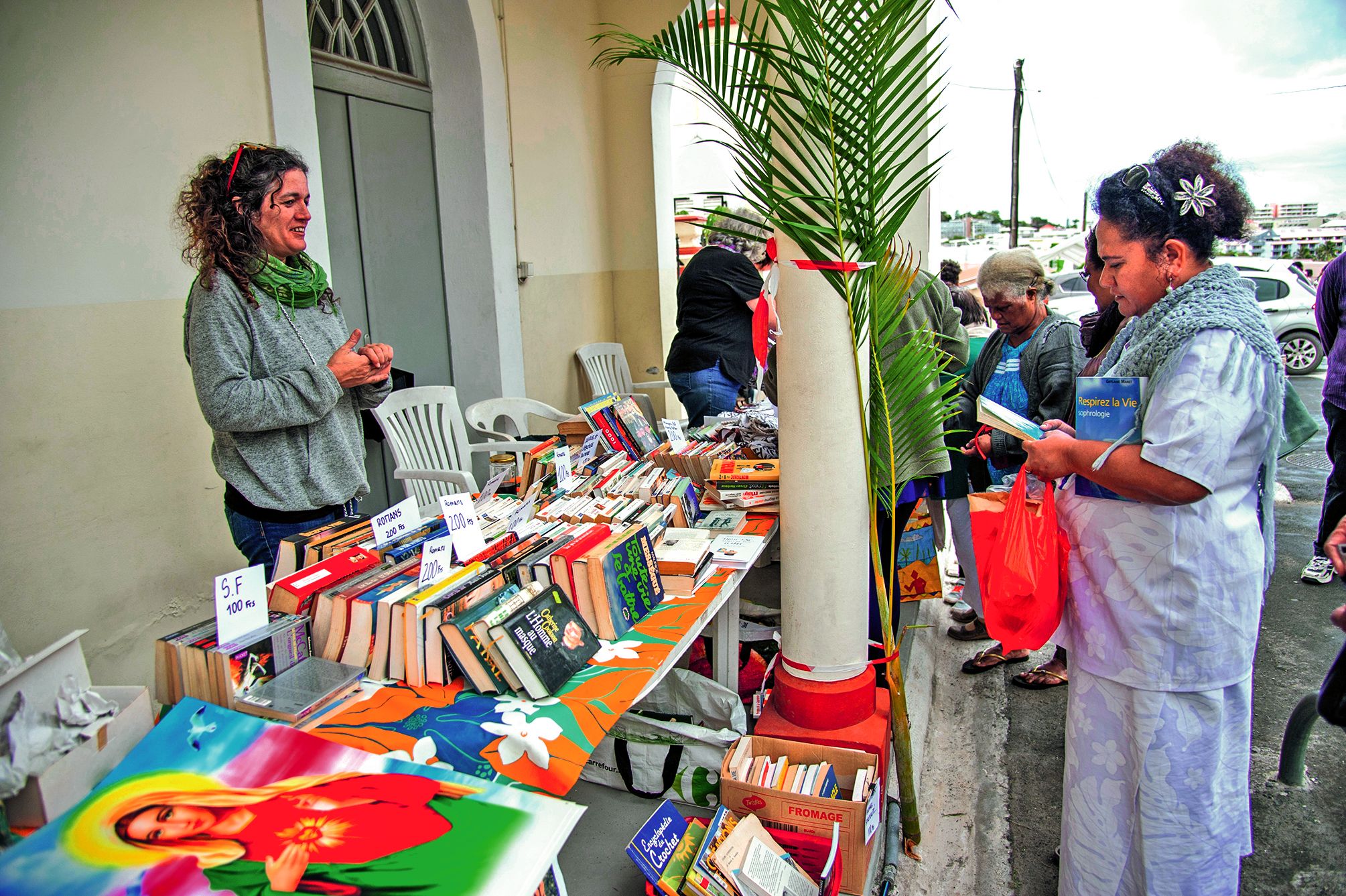 Protégés des quelques averses qui sont venues jouer les trouble-fête, le vide-greniers,  le bric-à-brac, et le stand d’objets religieux et de livres ont attiré les curieux, nombreux à fouler le parvis, hier.