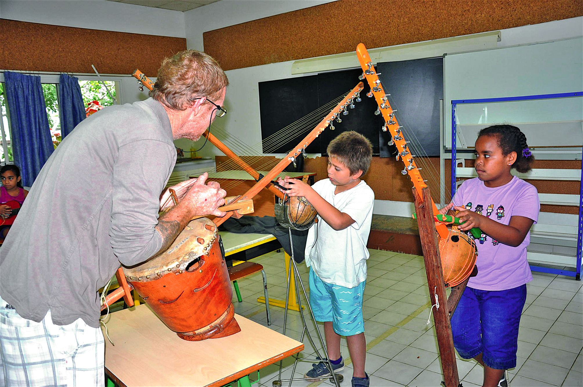 Stéphane, intervenant extérieur bénévole, tenait un atelier découverte  du Kamele N’goni, instrument de musique d’Afrique de l’Ouest.