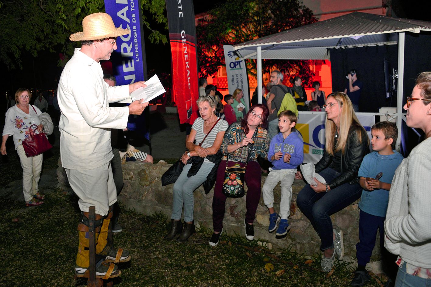 Pendant la soirée, les bénévoles ont raconté de petites anecdotes historiques aux spectateurs. Photo Thierry Perron