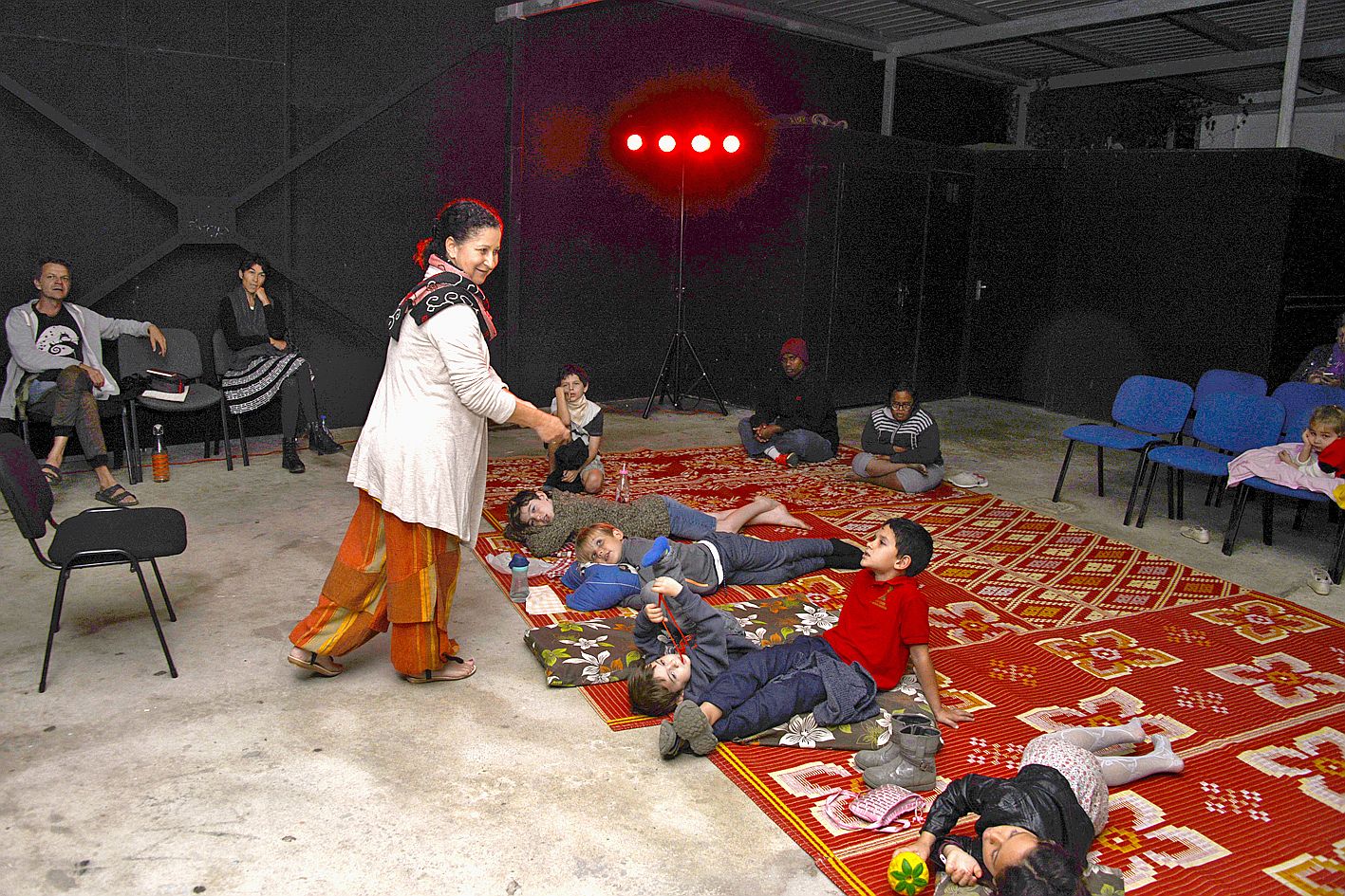 La traditionnelle veillée contée de la FOL a eu lieu, hier soir, rue Taragnat. Sous une petite couverture, pour les plus prévoyants, les enfants ont pu s’évader le temps d’une belle histoire réunionnaise. Prochain rendez-vous, la semaine prochaine, le mer