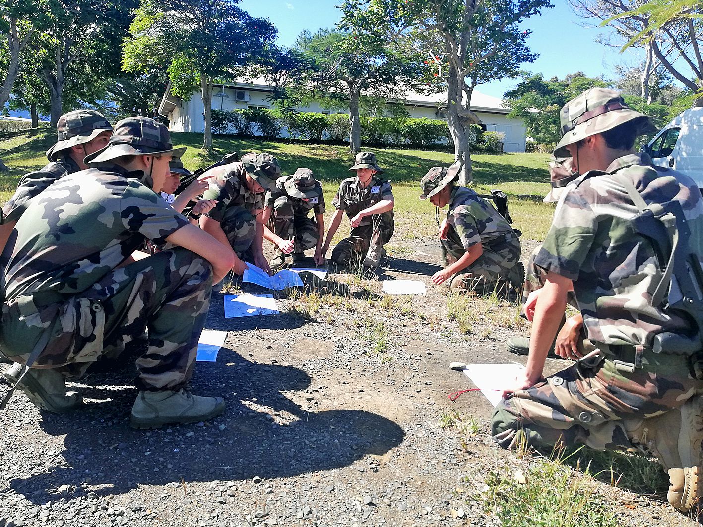 Cartes et boussoles placées au sol, les stagiaires étaient plongés dans un cours de topographie en extérieur. Une discipline à maîtriser lors des opérations en terrain inconnu.