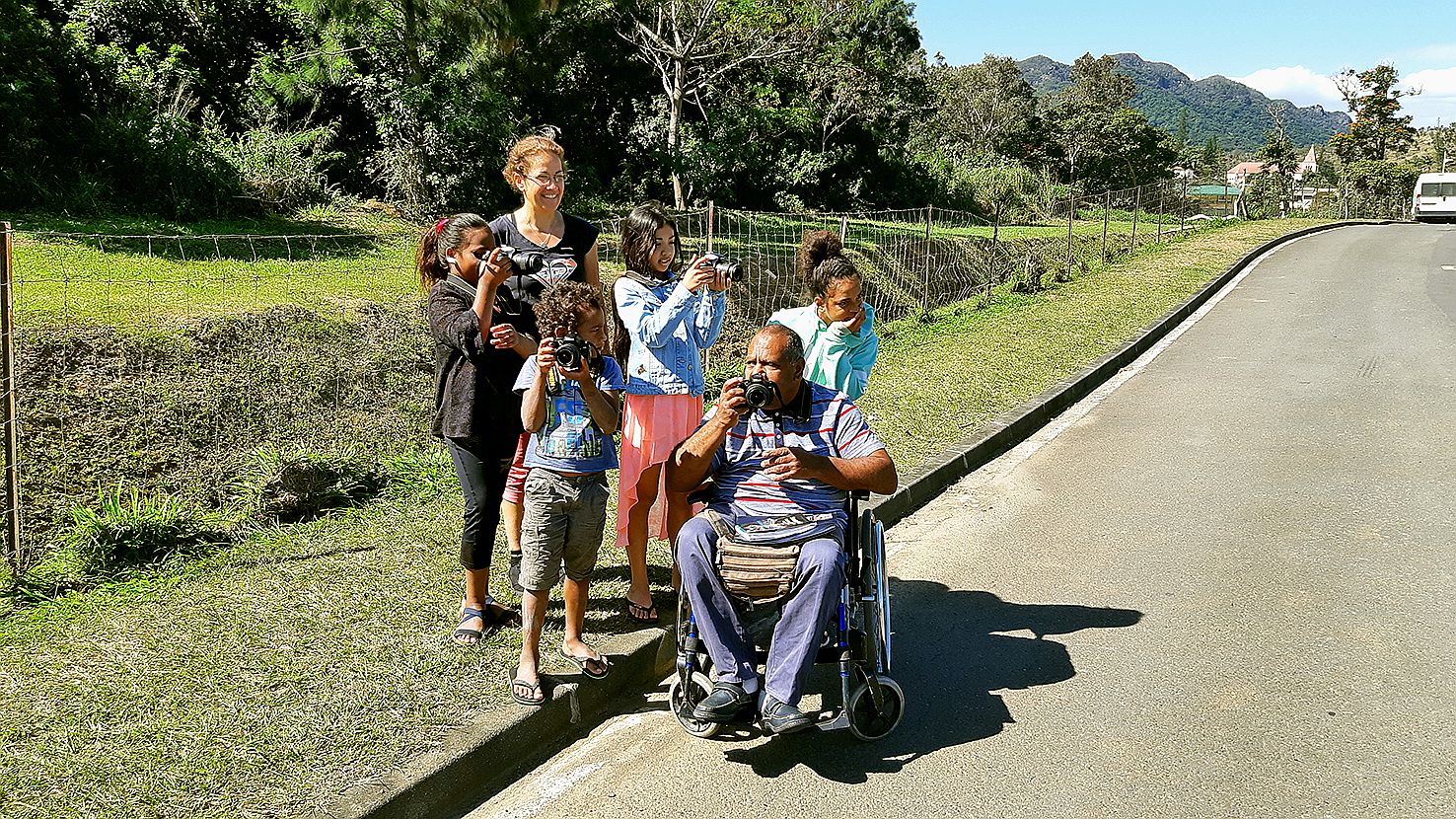 Jules Hmaloko organise un stage de photographie et de traitement numérique pour les enfants de la commune. Le thème est la sensibilisation aux graffitis et aux déchets qui jonchent la rivière locale, très polluée.