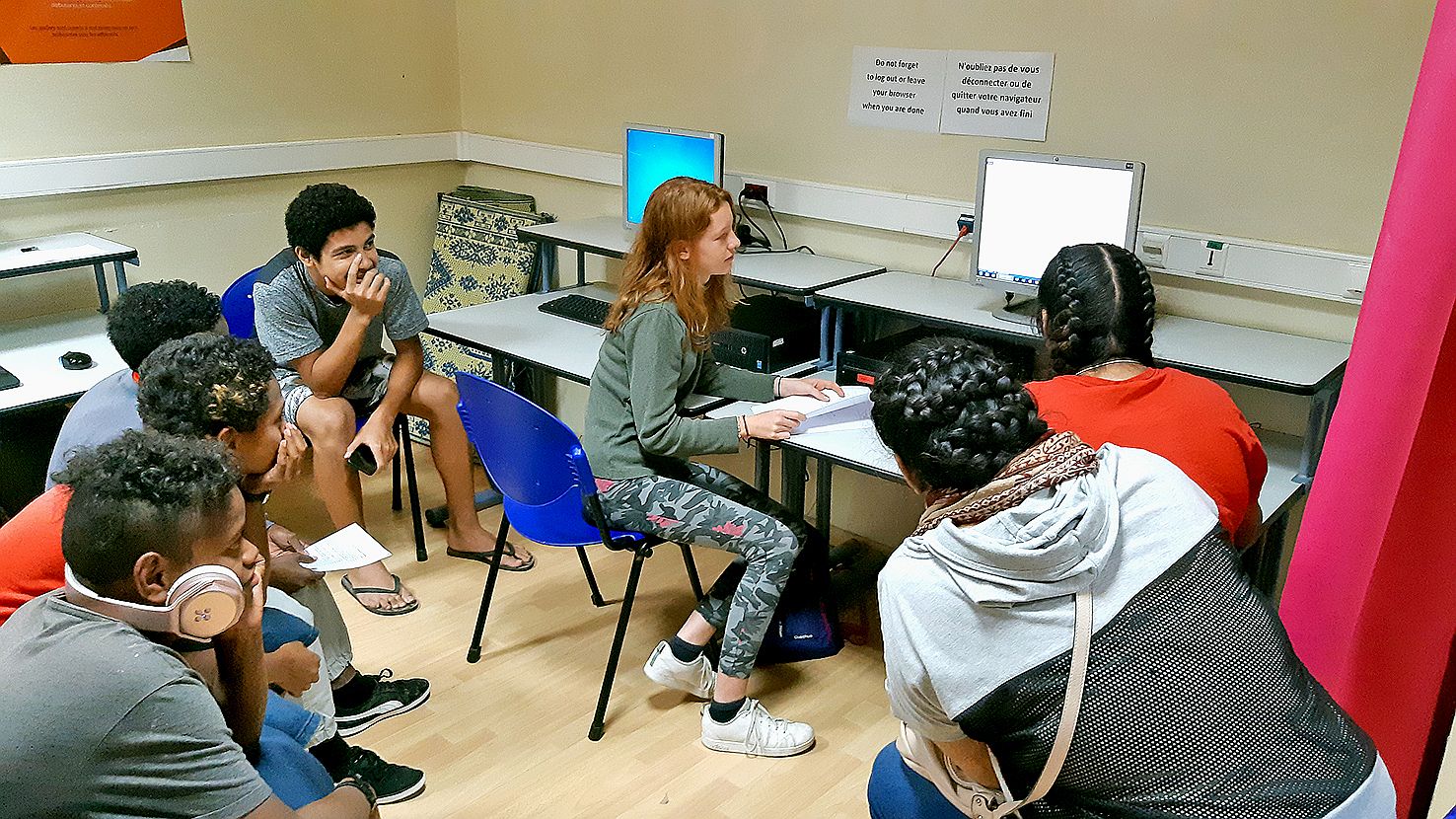 La mairie organise, au Dock socioculturel, un stage de création numérique. Huit élèves du collège, âgés de 13 à 15 ans, y écrivent le scénario d’une pièce intitulée Boys & Girls. Ils désigneront ensuite des acteurs parmi le groupe pour interpréter la 