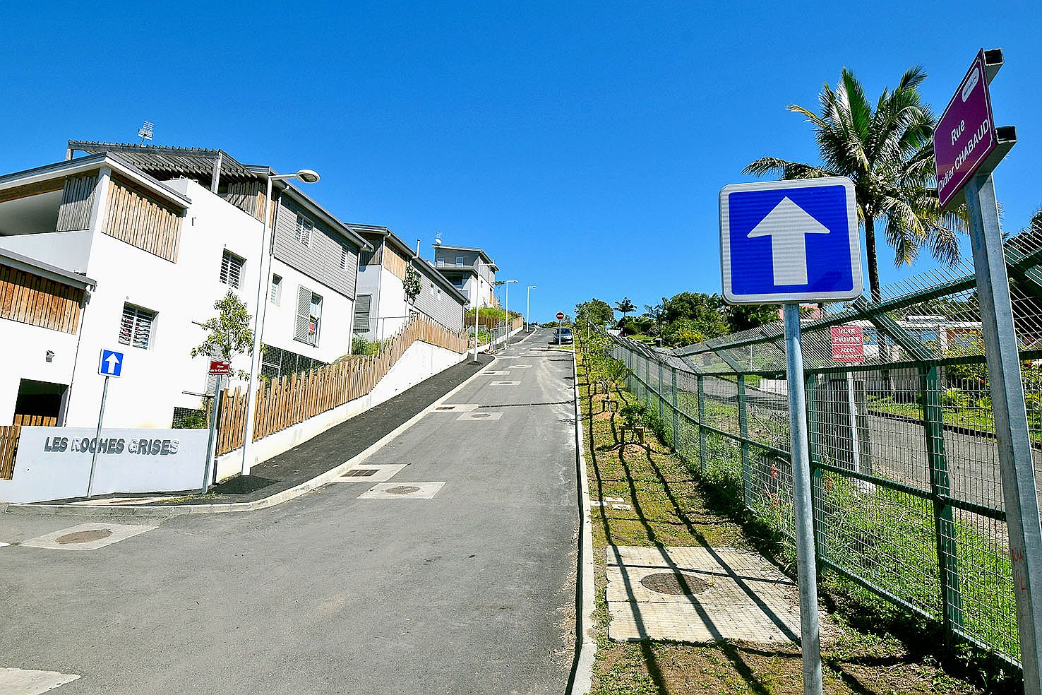 Côté Yahoué, la rue Didier-Chabaud, en sens unique, permet d’accéder aux logements des Roches Grises, situés en hauteur.