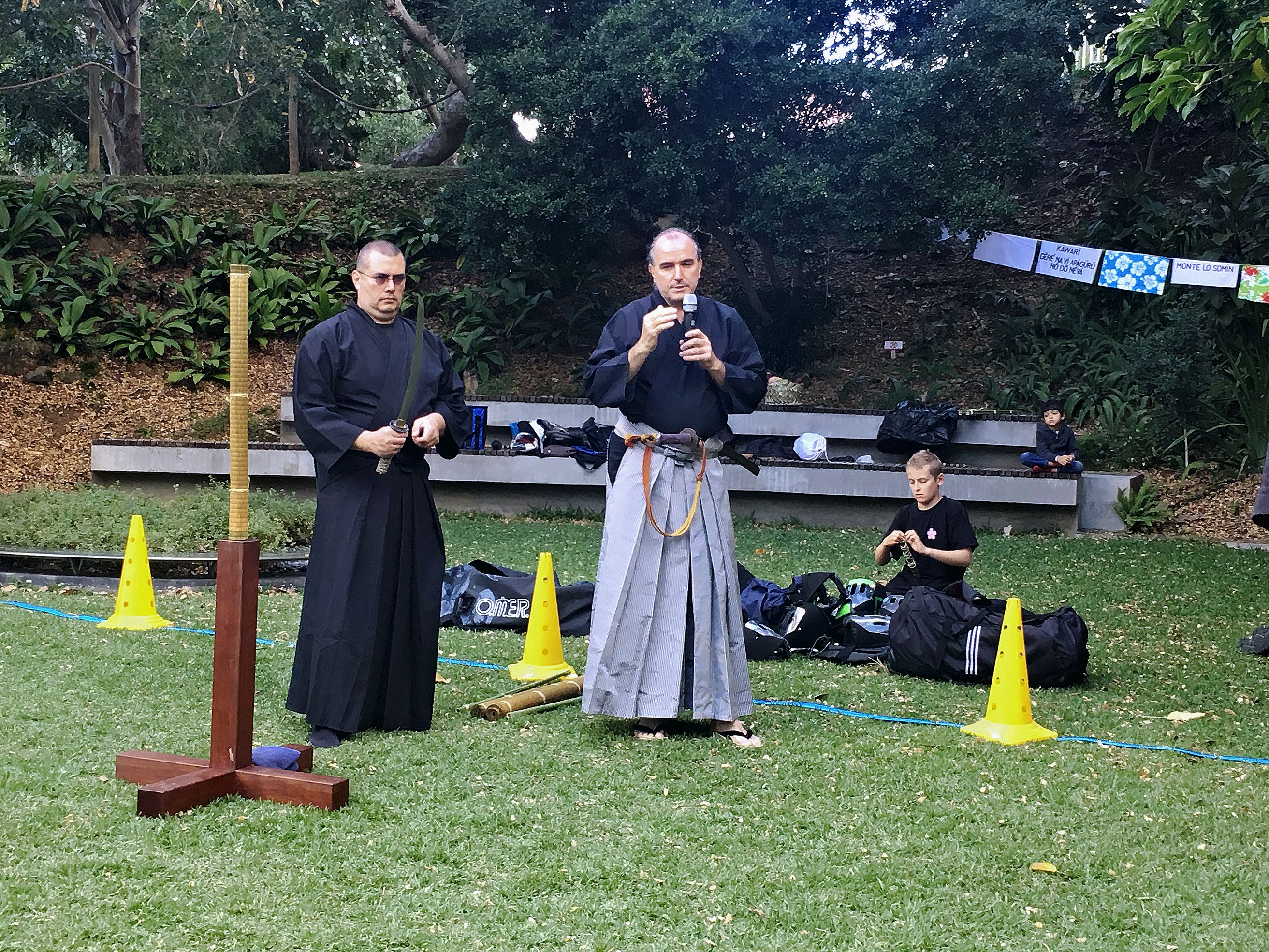 Les visiteurs du château ont également pu découvrir les techniques de coupe de bambou à la lame des amateurs de Chanbara. Photo S.C.