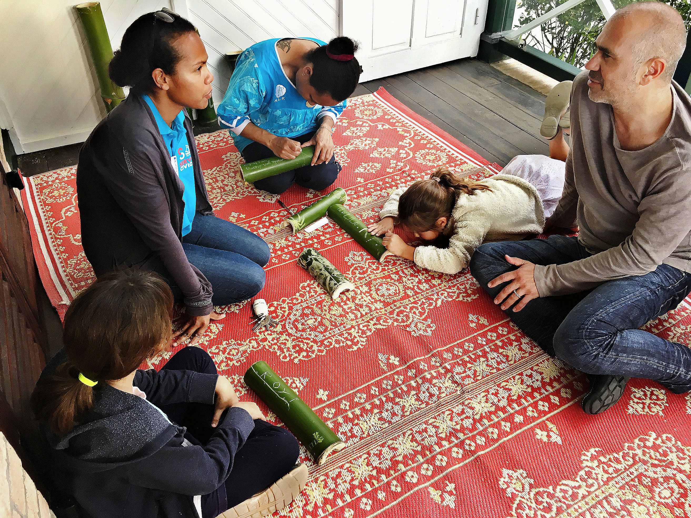 L’atelier de bambou gravé a beaucoup plu aux enfants, l’occasion d’en savoir plus sur les langues vernaculaires. Photo S.C.