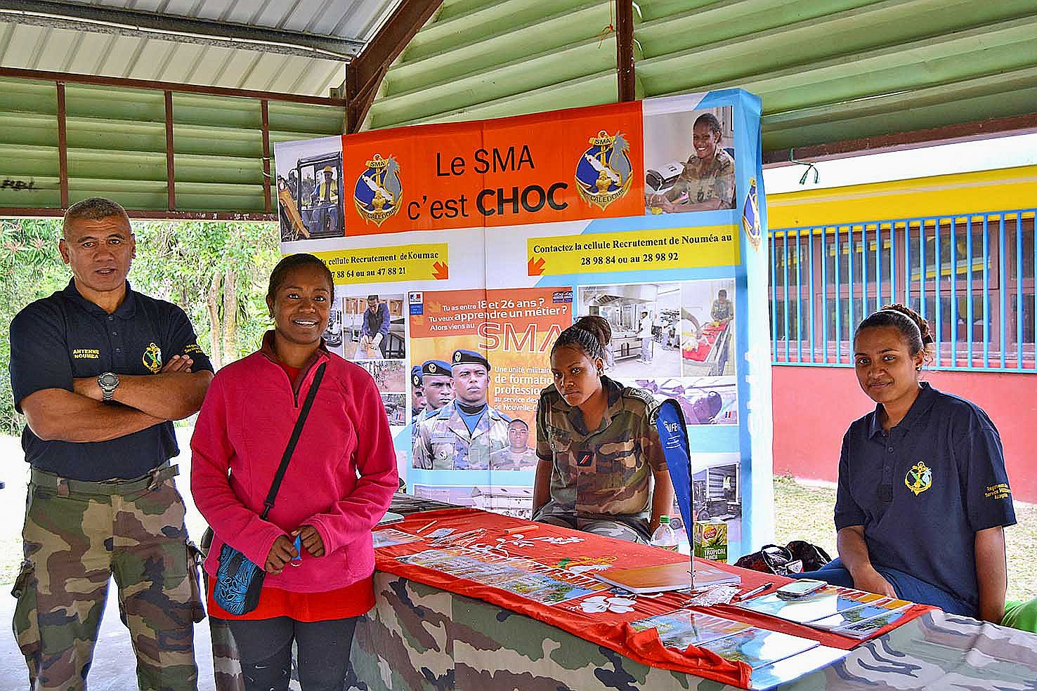 Lors de cette journée d’information sur les formations, les jeunes ont pu venir se renseigner, notamment sur le stand du RSMA. C’est l’adjudant-chef Camilo, de la cellule recrutement de Nouméa, qui les a accueillis pour leur présenter les différentes fili