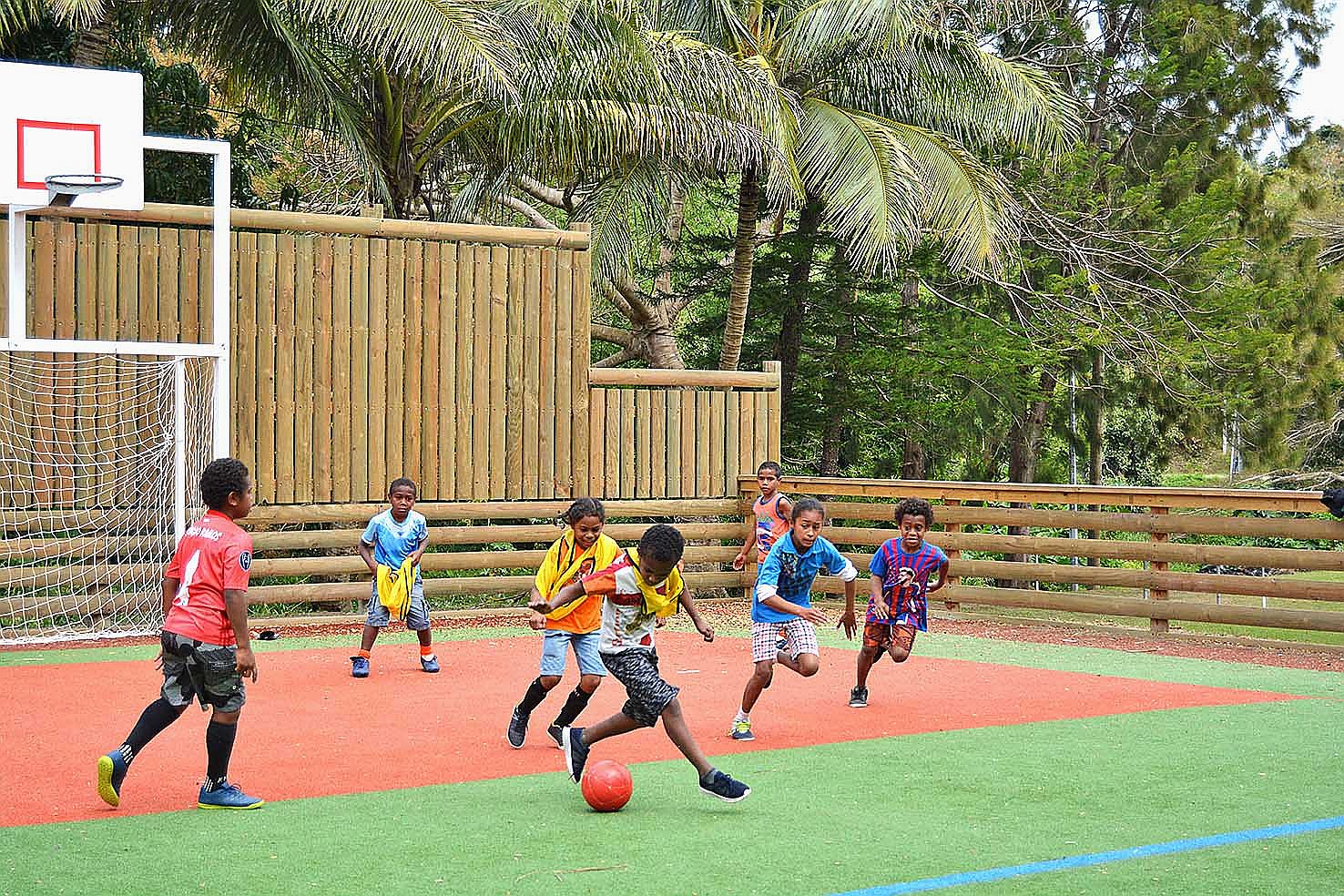 Les jeunes de Pothé et des tribus environnantes ont eu l’occasion aussi de se divertir. Pendant que les plus grands disputaient des matches sur le terrain de football, les 6 -14 ans ont pu s’adonner à des rencontres de foot à 7 sur le plateau sportif joux