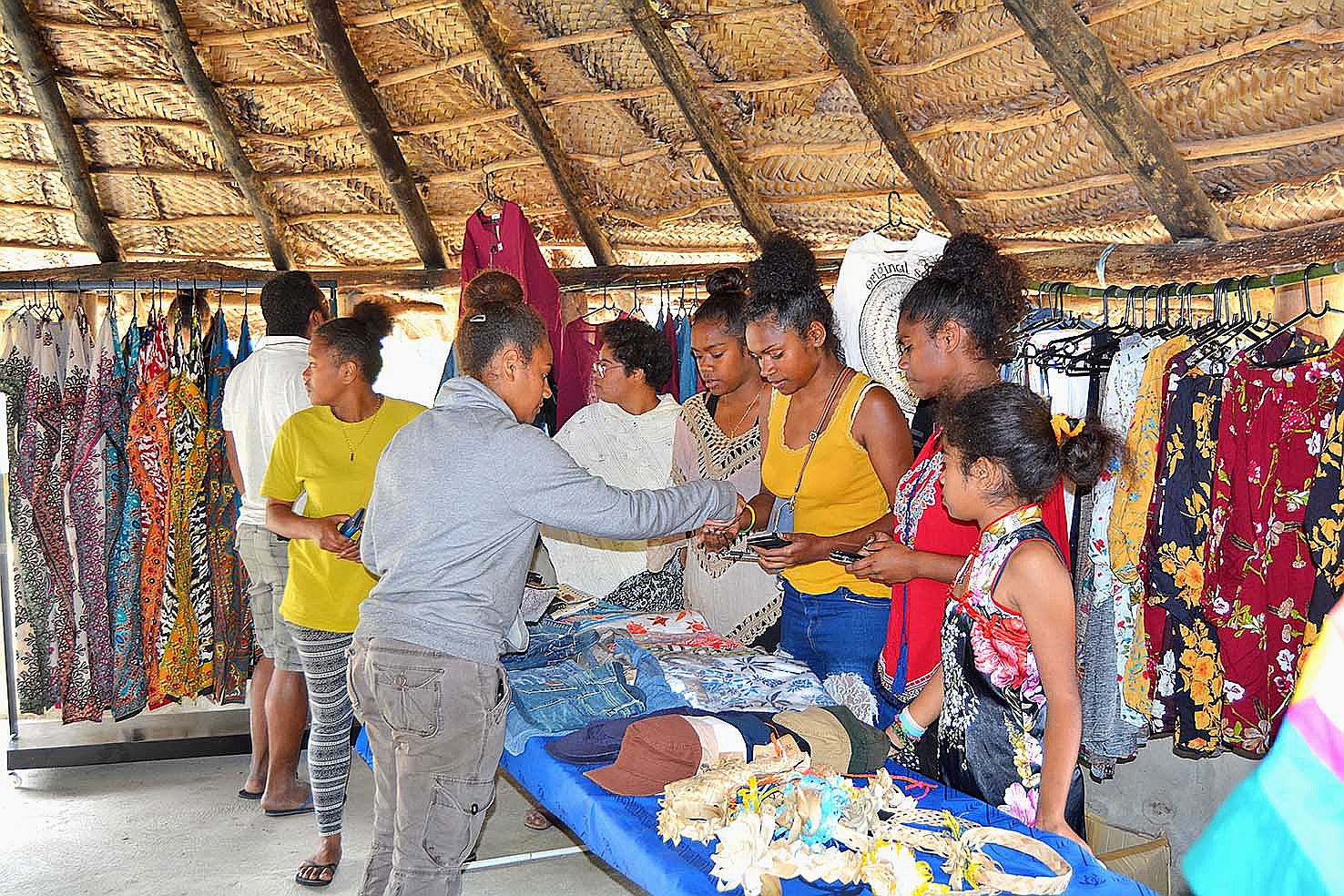 Installées sous la grande case, des jeunes filles de la tribu, qui effectuent une formation en vente à Nouméa, ont eu la bonne idée de montrer leur savoir-faire dans ce domaine, en proposant au public des vêtements et autres accessoires à la vente.