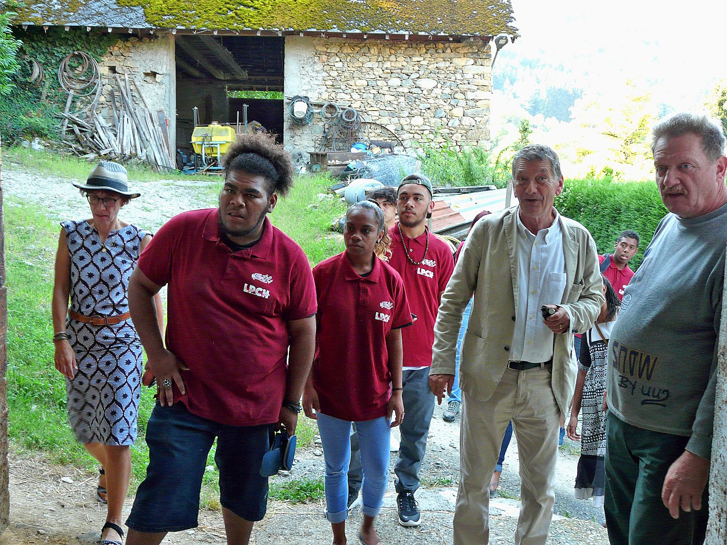 En compagnie du maire, Franck Rebuffet, les élèves ont fait  le tour du petit village de Saint-Jean-le-Vieux. 