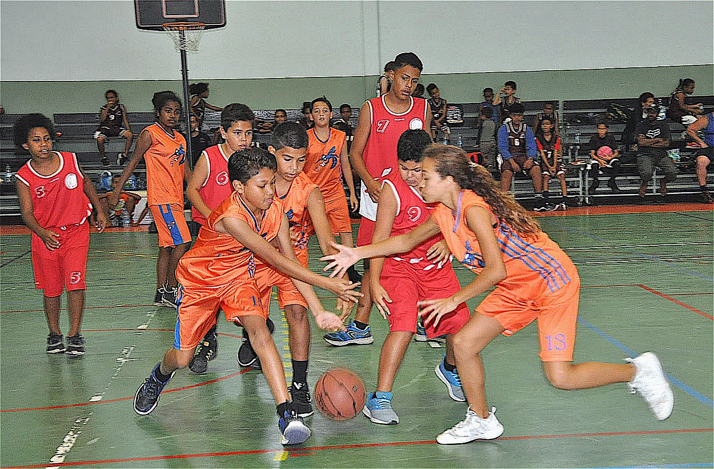 Menés 18 à 15 à la pause, les benjamins de l’AS Tiébaghi (en rouge) n’ont pu remonter leur handicap et se sont inclinés sur le fil 23 à 26 face à ceux du BCVKP.