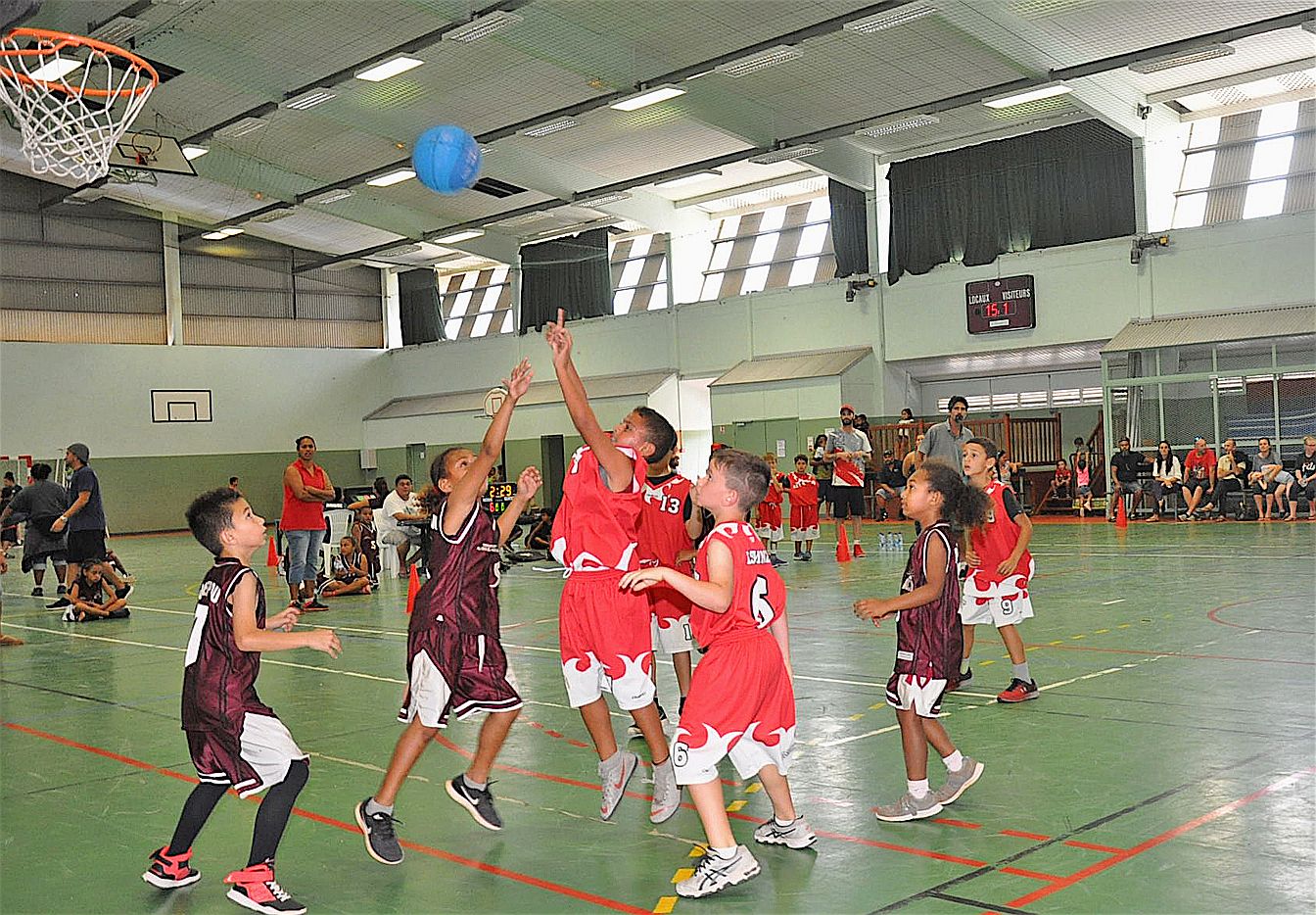 Les rencontres de cette dernière journée du championnat permettront au CPNBB de déterminer les équipes qualifiées pour disputer les phases finales programmées à Voh le 28 septembre. Ici, à l’issue d’un match de qualité, les mini-poussins de l’AO Népoui (v