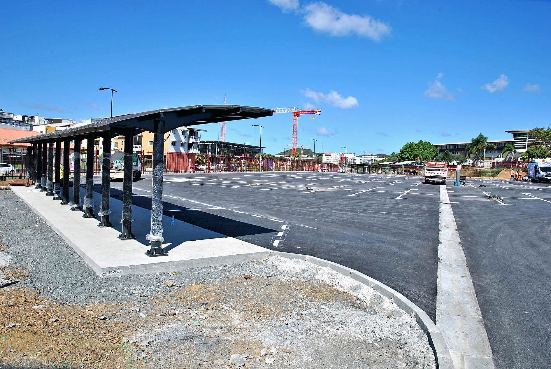 La Secal compte doter le parking relais du Néobus d’ombrières pour les voitures, avec des toitures photovoltaïques.