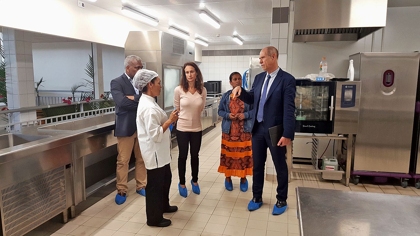 Isabelle Champmoreau, membre du gouvernement en charge de l’enseignement, au centre, et Erick Roser, vice-recteur,  à droite, ont inauguré les travaux d’aménagement du lycée,  dont la cantine, hier midi. 