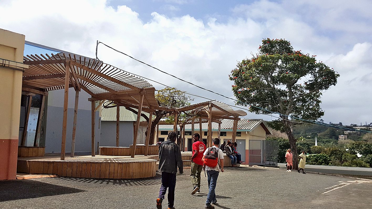 Inauguré en octobre 2018, le deck a été réalisé par deux cents élèves du lycée, du CAP au BTS. Le nouveau projet consiste en la construction d’un amphithéâtre à l’entrée de l’établissement.