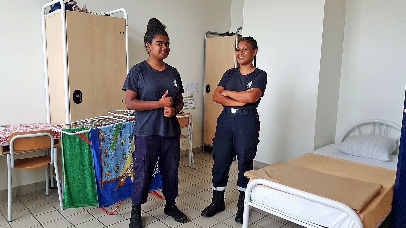 Sidonie, à gauche, en première année bac pro des métiers de  la sécurité, et Flora, à droite, en deuxième année CAP agent de sécurité, dans leur chambre à l’internat qui vient d’être rénové.