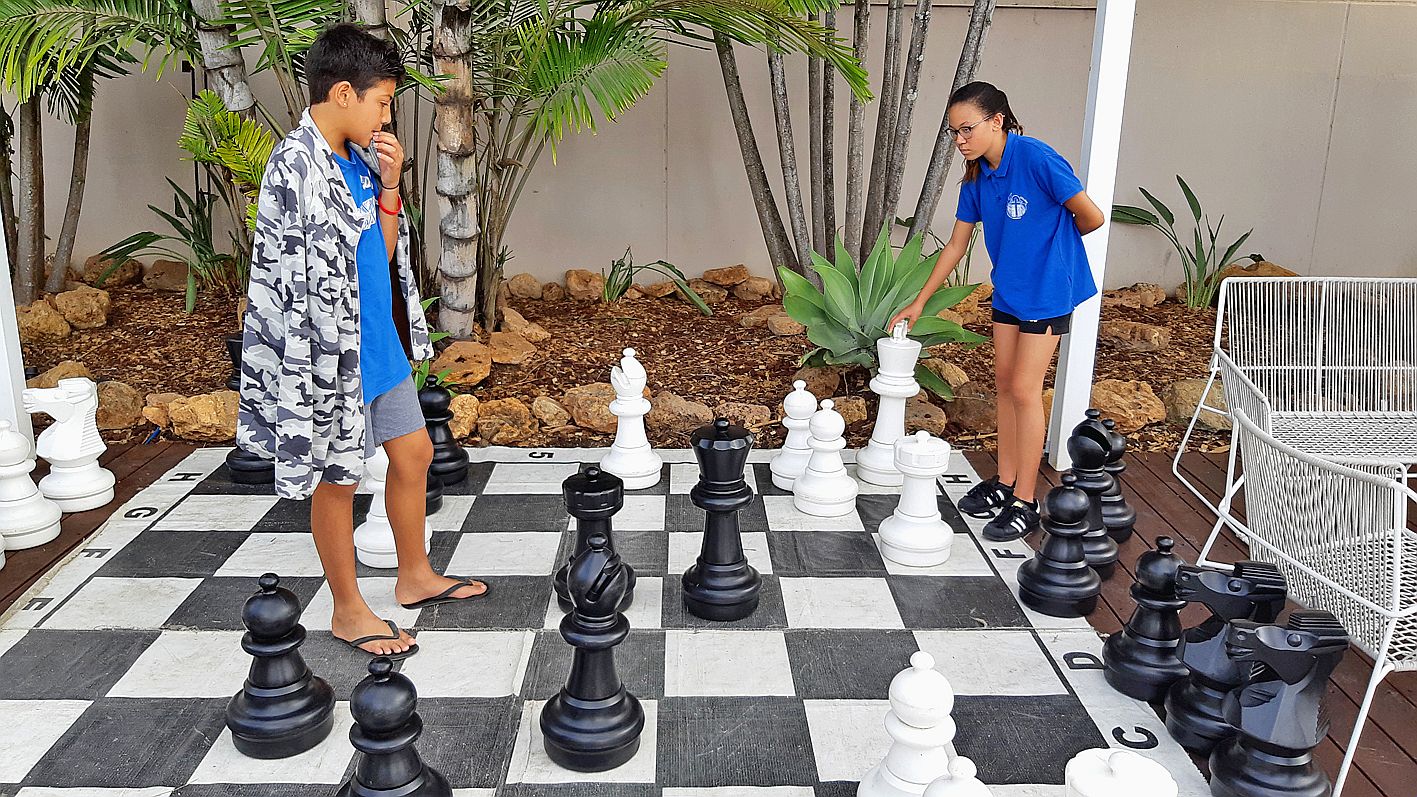 Un jeu d’échecs géant était proposé près des tables de tournoi. Le changement de perspective permet d’en faire un jeu d’équipe où tout le monde réfléchit autour du plateau sur les meilleurs coups à jouer.