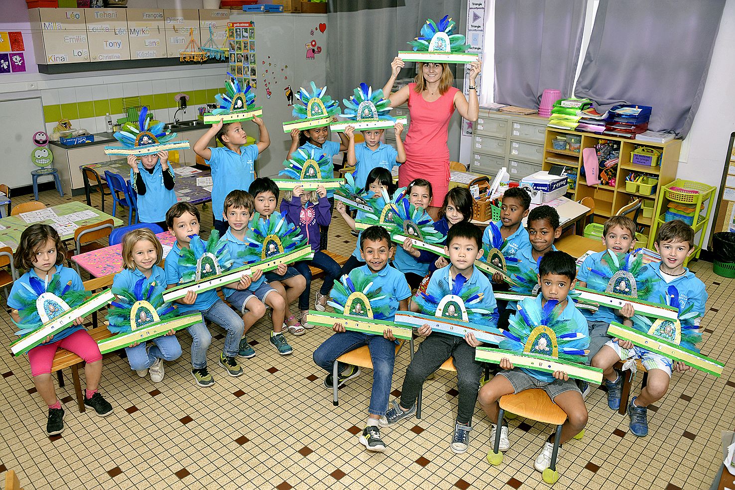 Les élèves travaillent sur leur costume et leur chorégraphie tous les mercredis depuis le mois d’avril, accompagnés par l’équipe d’enseignants, très impliquée dans le projet. Photo Thierry Perron