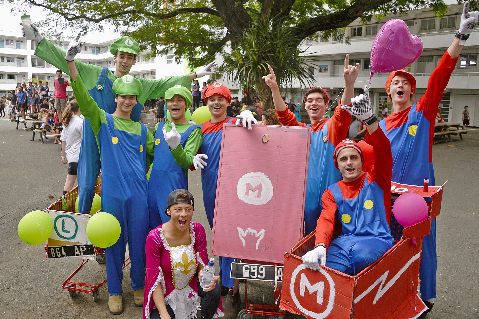 Super Mario Bros a encore de beaux jours devant lui. Pour preuve, des élèves n’ont pas hésité à revêtir les tenues, verte et rouge, qui caractérisent Luigi et Mario.