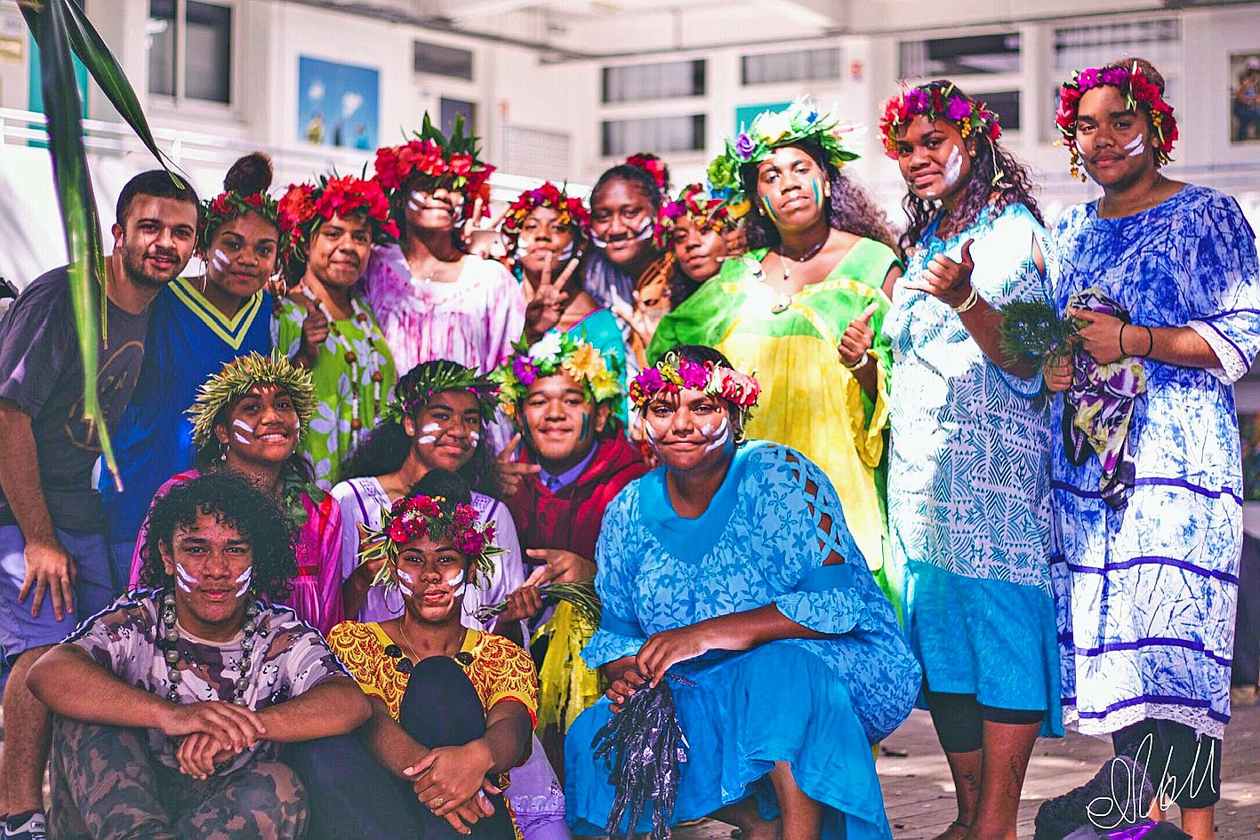 Une vingtaine d’élèves d’origine wallisienne ont préparé une danse traditionnelle, qui porte le nom de Soamako, dans laquelle le mouvement des mains est très important. Photo Emma Larthomas