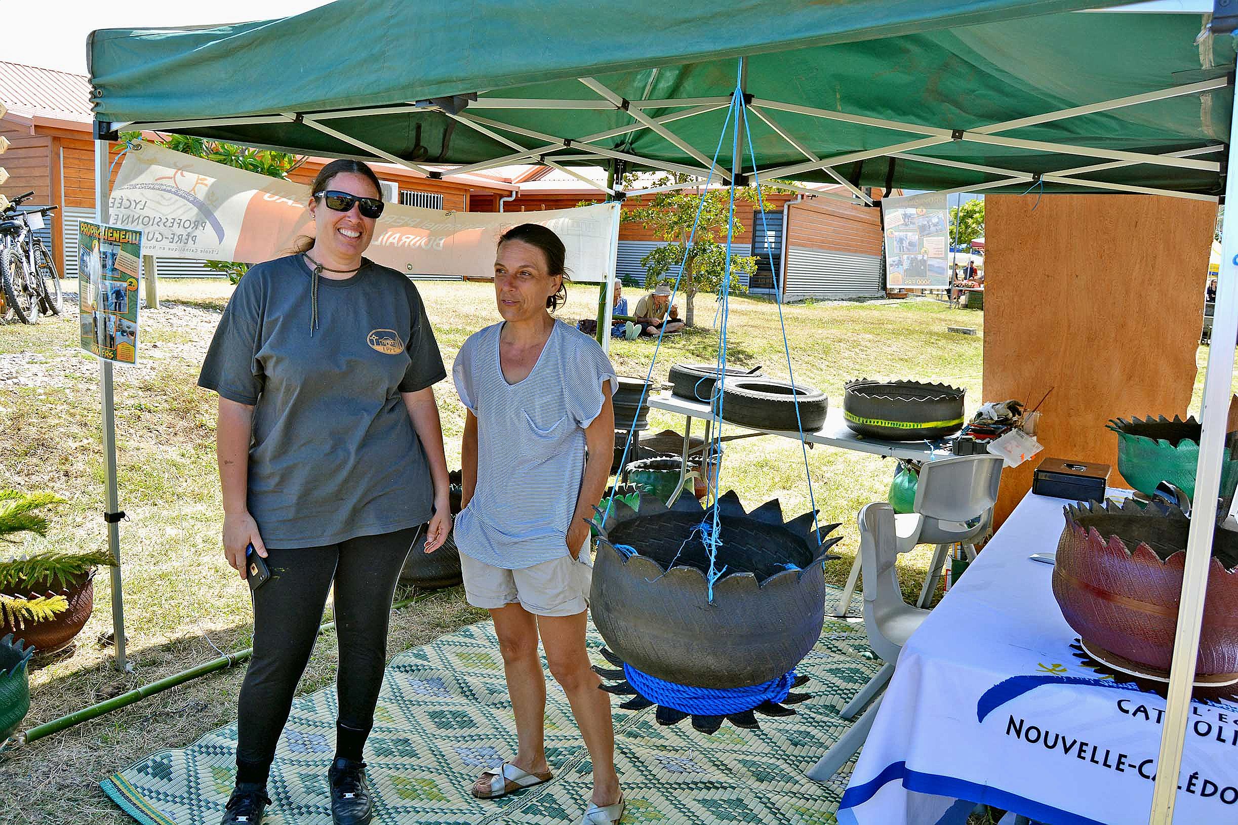 Le lycée professionnel Père-Guéneau de Bourail a profité de ce marché alternatif pour montrer comment donner une seconde vie aux objets, en transformant par exemple des pneus usagés en pot de fleurs et de vieilles jantes en barbecue.