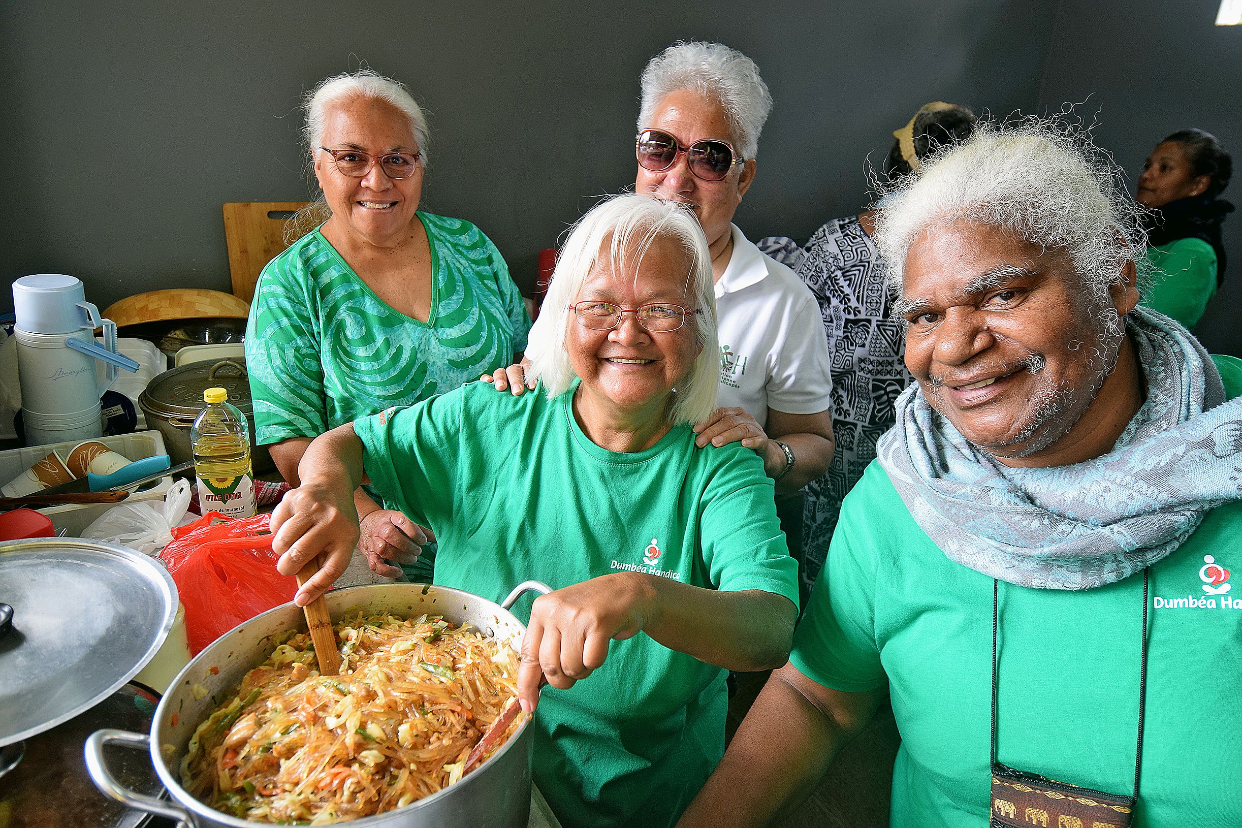 Parmi les plats proposés hier midi, un bami javanais réalisé sur place par Germaine et ses acolytes. Généreuse, la recette en hommage aux origines de la chef d’atelier a été très appréciée des convives de cette 2e Table de l’Amitié.