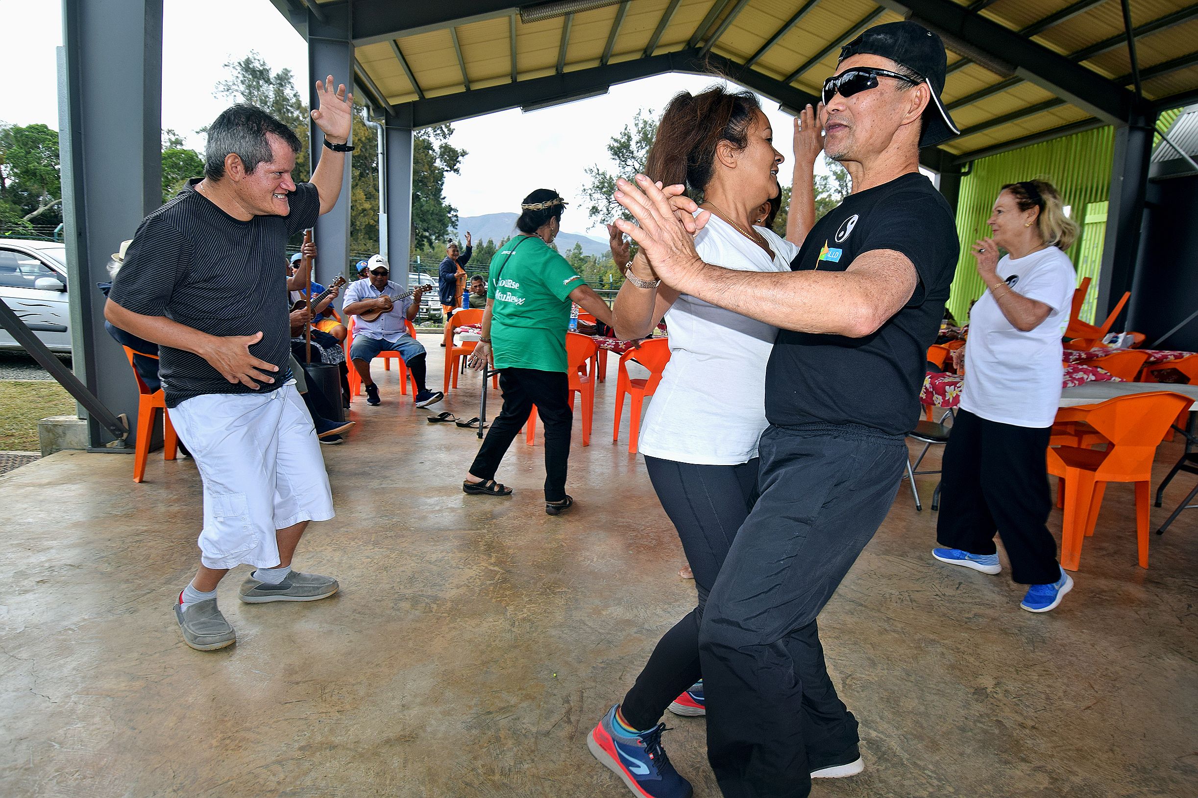 Musique polynésienne le matin, karaoké et DJ l’après-midi :  les animations musicales étaient au rendez-vous toute la journée pour faire danser l’assemblée. « Nos adhérents aiment beaucoup chanter », confiait hier la présidente dans un sourire.