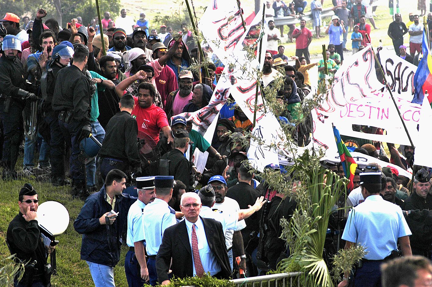 En 2003, l’idée de tenir le 3e Comité des signataires à Koné, à la veille de la visite de Jacques Chirac, alors président de la République, échauffe les esprits. L’UC refuse de participer aux discussions, fustigeant la position de l’Etat à propos du corps