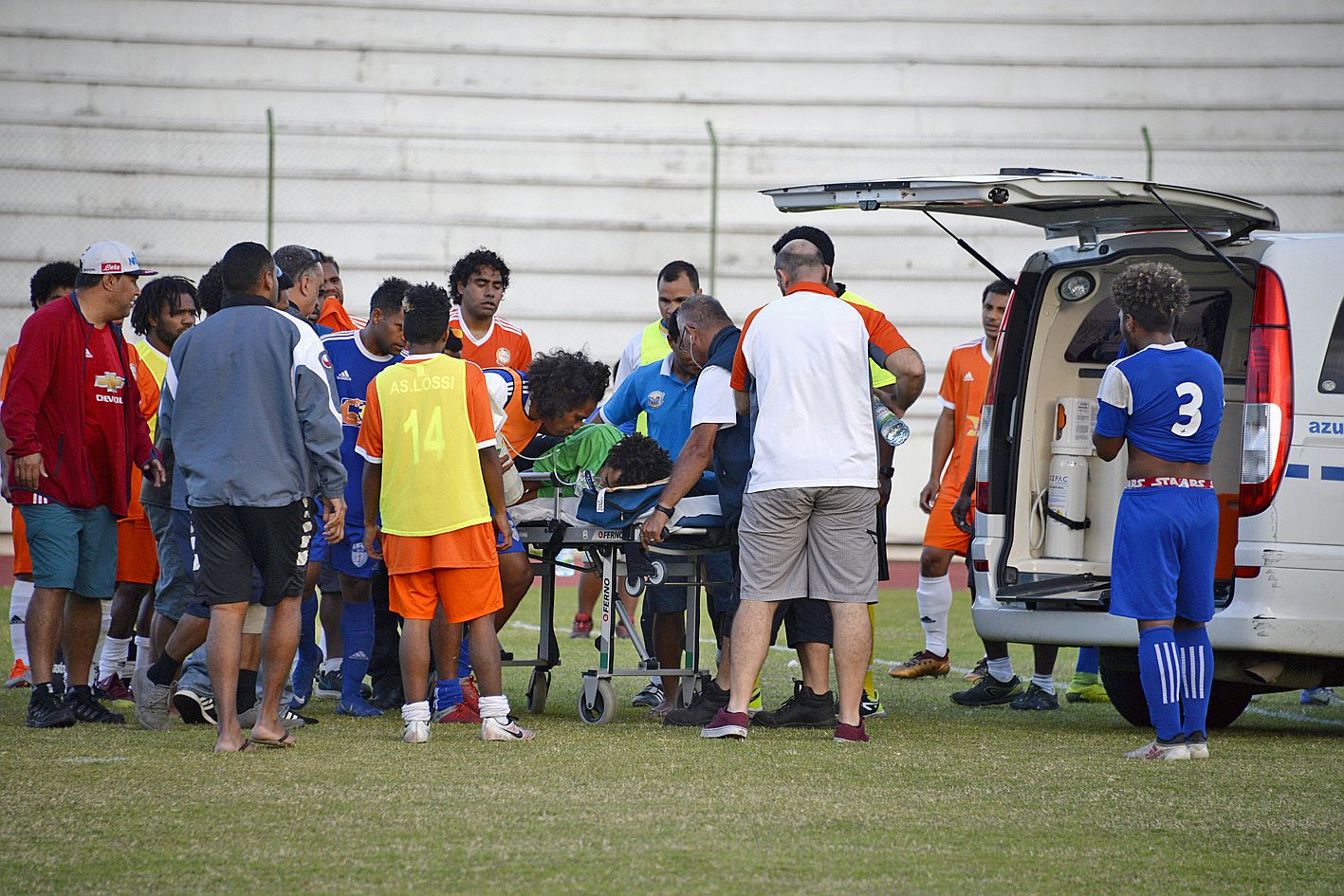 Le gardien de Wetr, Raymond Saihuliwa, est sorti avec l’ambulance. Photo Thiery Perron