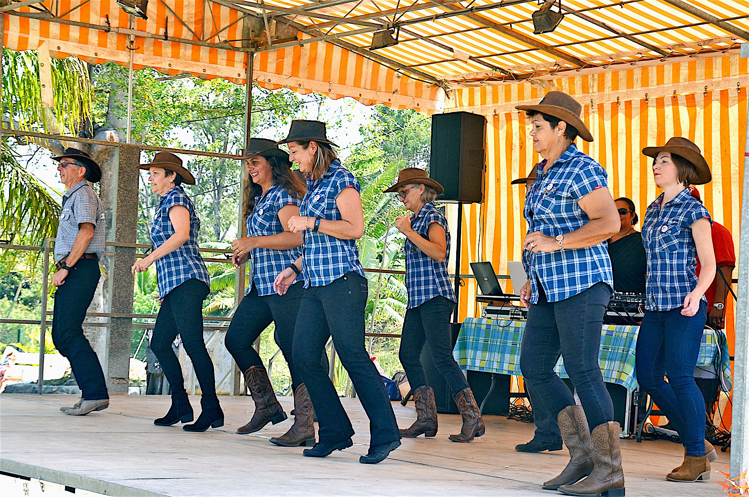 Le groupe des Country Dancers Koumac a donné le coup d’envoi de cette journée sur un fond musical western proposé par JO sono Vibration, qui a également assuré l’animation musicale.