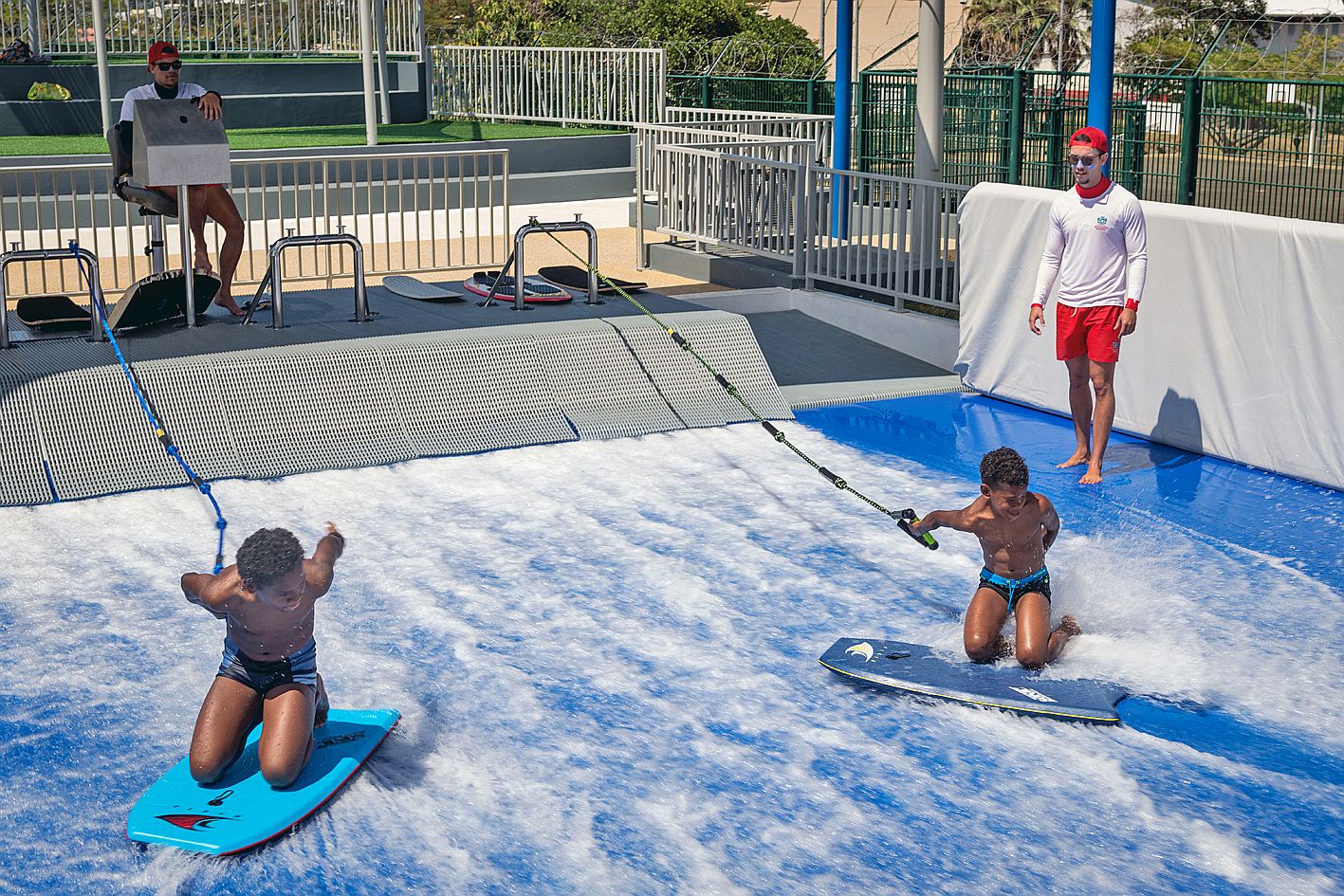 La vague statique est une des activités prisées de la piscine. Elle peut être prise en mode wakeboard, en bodyboard ou en surf.