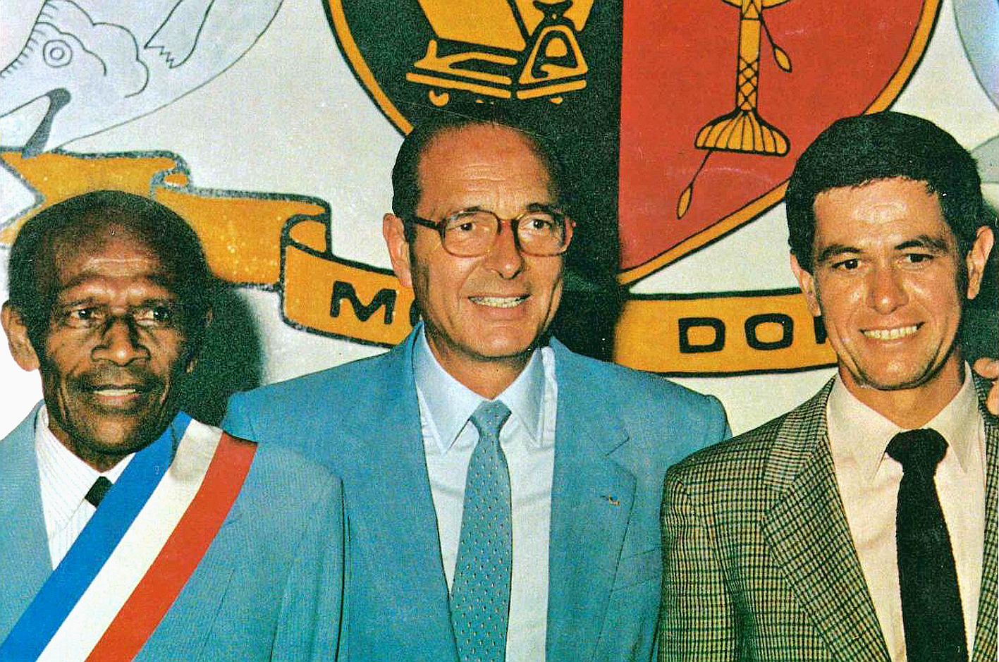 La photo de couverture du bulletin municipal d’octobre 1986 avec, de gauche à droite, Victorin Boewa, Jacques Chirac et Pierre Frogier. Photos Mairie du Mont-Dore