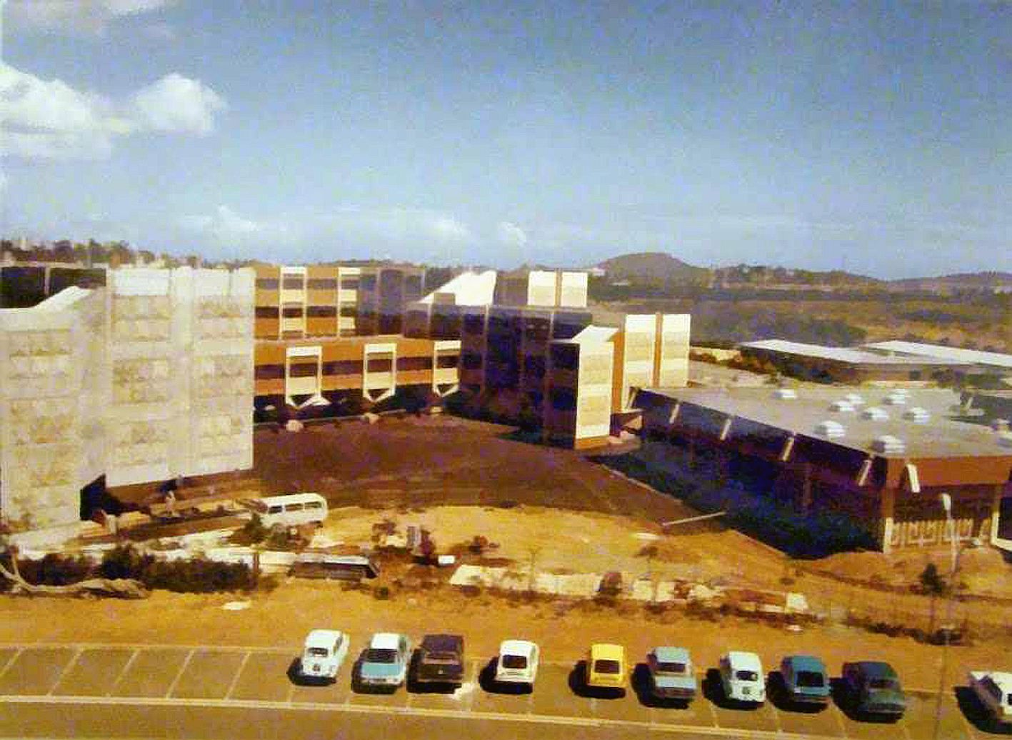 Le collège vu des tours de Magenta en 1979. À cette époque,  il n’y avait pas de préau. Photo Collège de Magenta