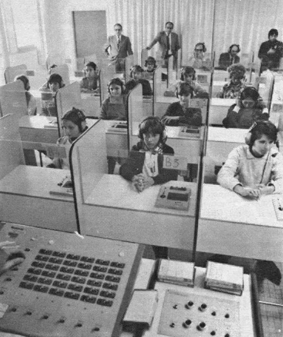 Le laboratoire de langues tel qu’il existait le 16 juillet 1980 lors de l’inauguration du collège.               Photo Archives LNC