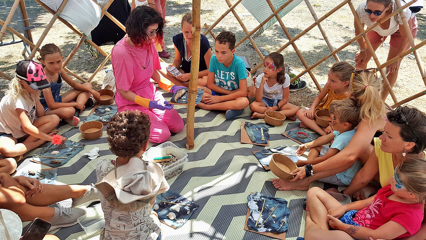 Lors de l’atelier cyanotype, les enfants ont pu essayer d’imprimer un tissu avec des végétaux et des coquillages, grâce au soleil.Photo A.-C.P.