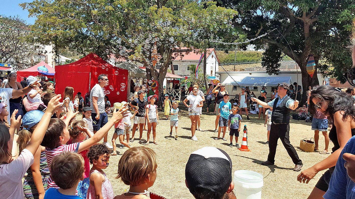 Bubble man, l’artiste anglais qui maîtrise l’art de jouer avec les bulles de savon, a sans aucun doute été l’attraction du week-end. Outre son spectacle, il a animé des représentations en extérieur pour le plus grand plaisir des petits. Photo A.-C.P.