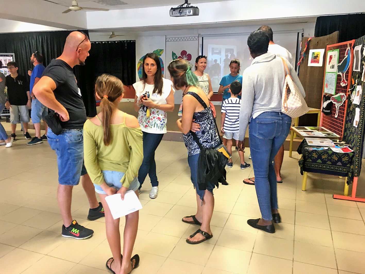 En plus des enseignants et de l’équipe pédagogique, les élèves  de sixième se sont chargés de l’accueil des visiteurs, samedi. 