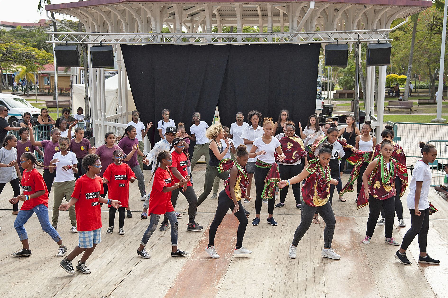 Autre temps fort : le flash-mob. En milieu d’après-midi, tous les groupes participant à Danse ma ville et leur coach se sont réunis sur scène pour prendre part à une chorégraphie commune. On y retrouve les autres concurrents : le collège de Tuband et celu