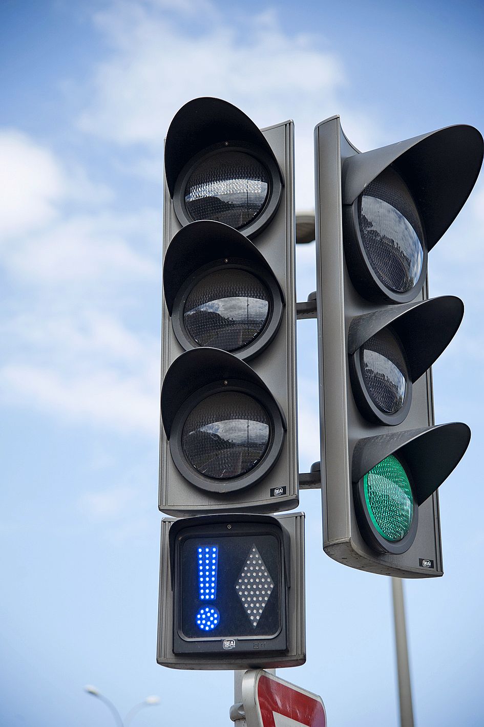 Ces feux, destinés aux conducteurs, ont la même signification que les feux tricolores classiques, mais avec des pictogrammes pour éviter la confusion aux intersections. 