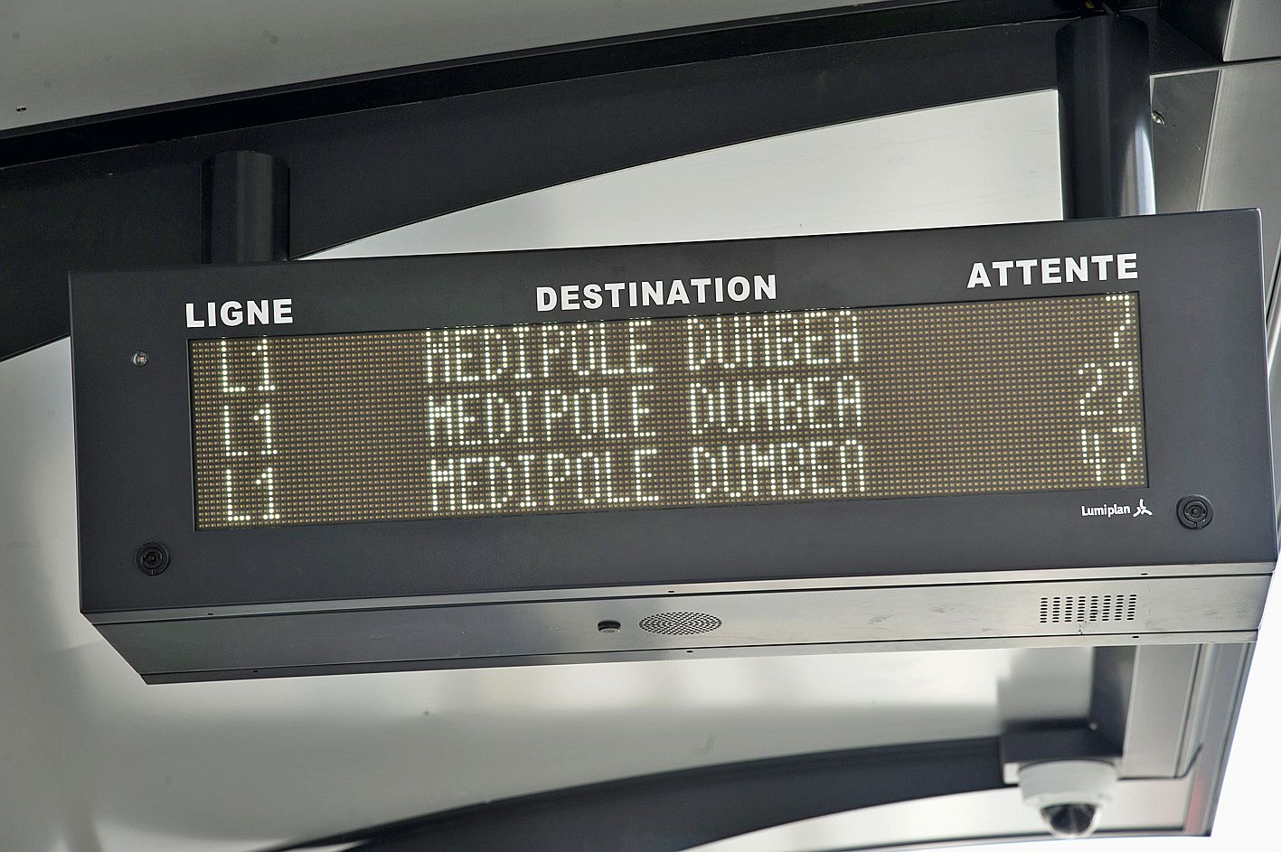 A chaque arrêt Néobus, un écran indique les temps d’attente pour le prochain passage. Le panneau sens interdit et le feu piéton, en bas à droite.