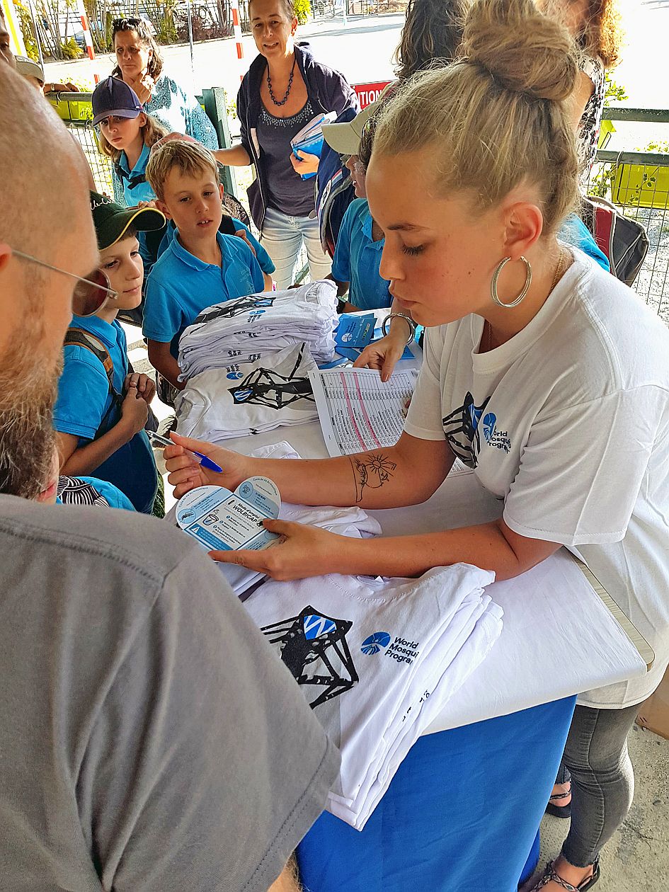 Les équipes du WMP distribuent des Wolbicaps aux parents volontaires dans certaines écoles de la ville. Photos WMP